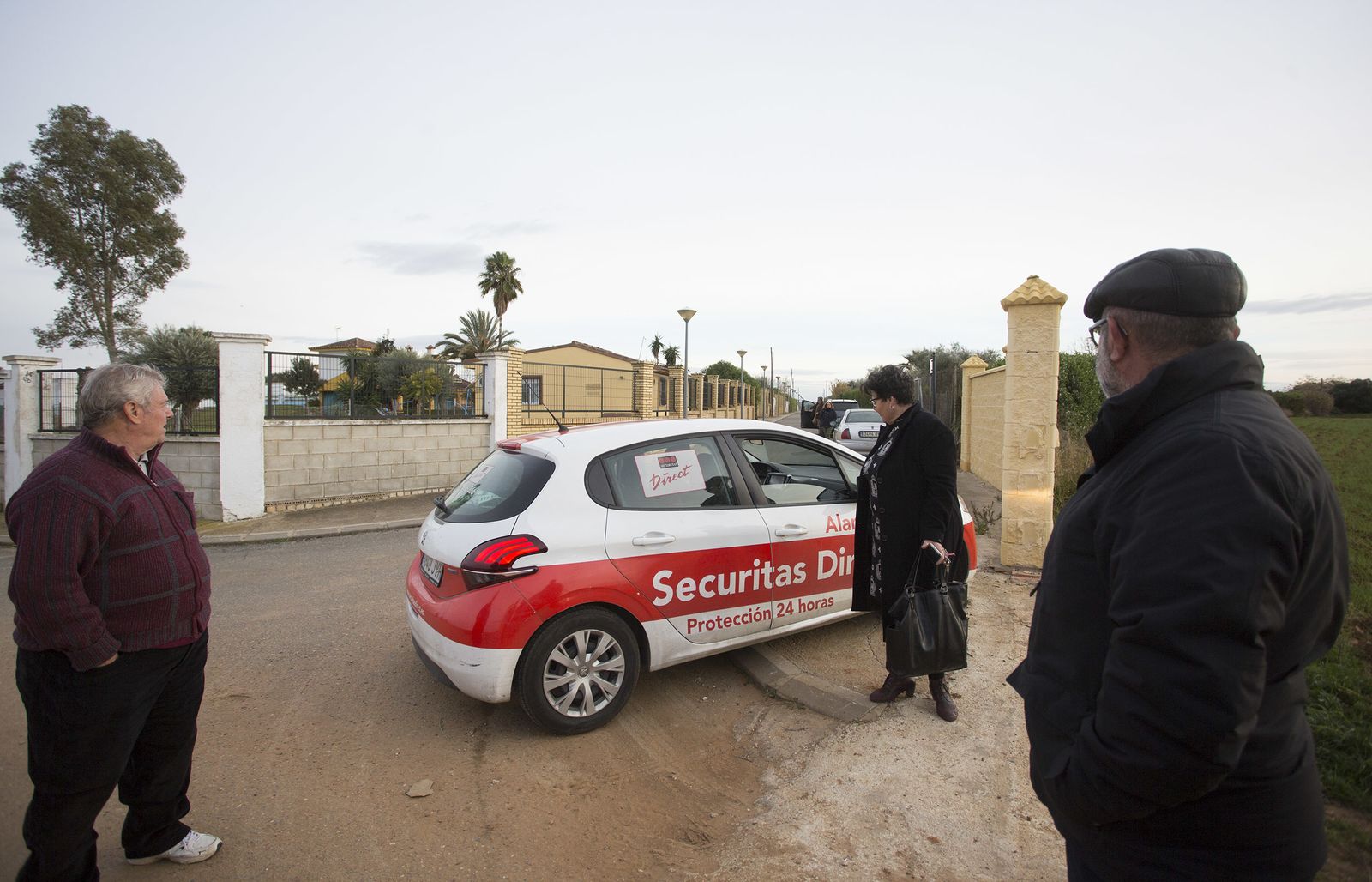 Un coche de una empresa de seguridad privada, en las calles de La Celada.
