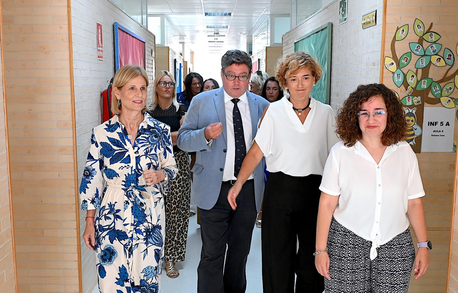 María José García-Pelayo, junto a José Ángel Aparicio, y la directora y jefa de estudios del CEIP Montealegre, Presentación Morales y Elena López.