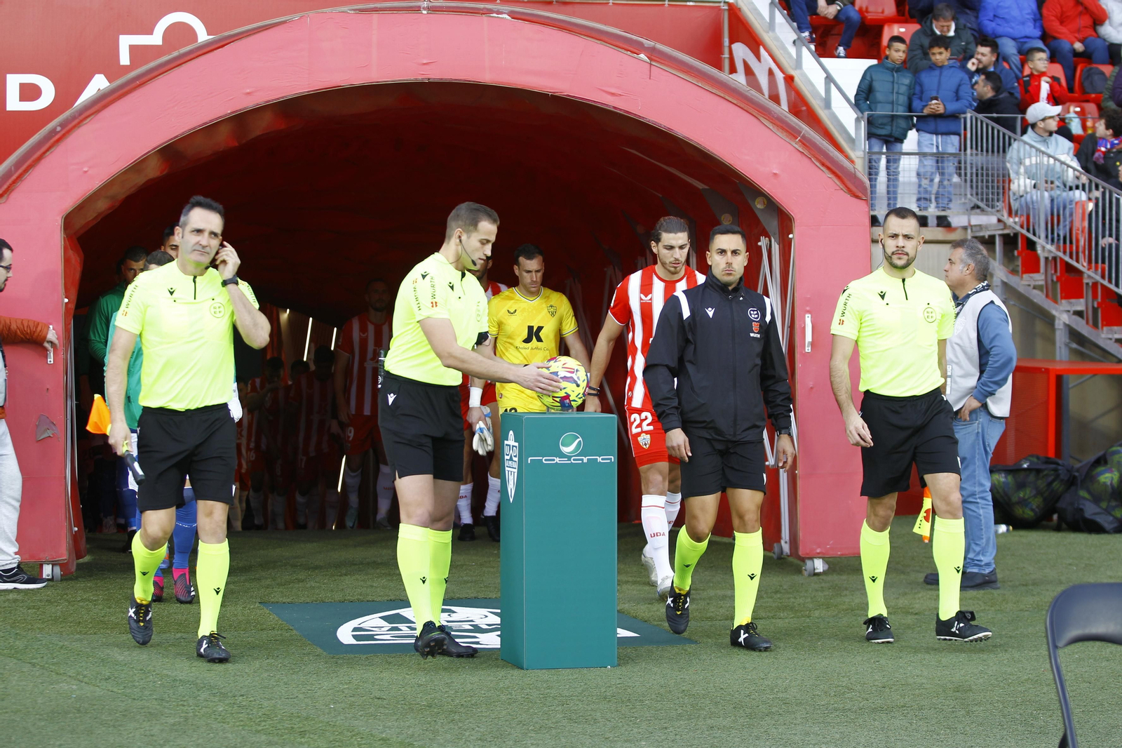 Imágenes del partido de fútbol U.D. Almería-Real Betis Balompié
