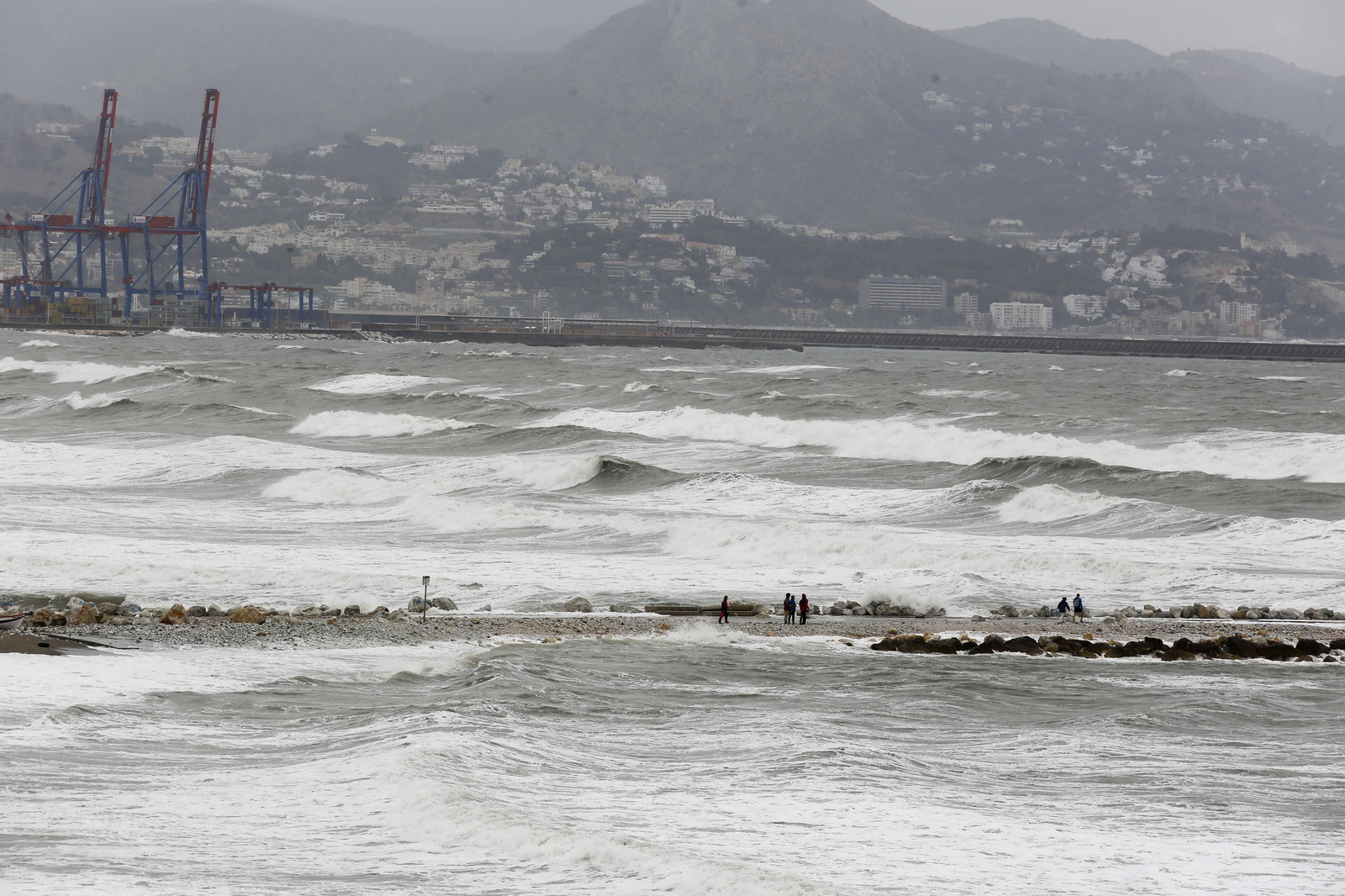 El temporal de levante en imágenes