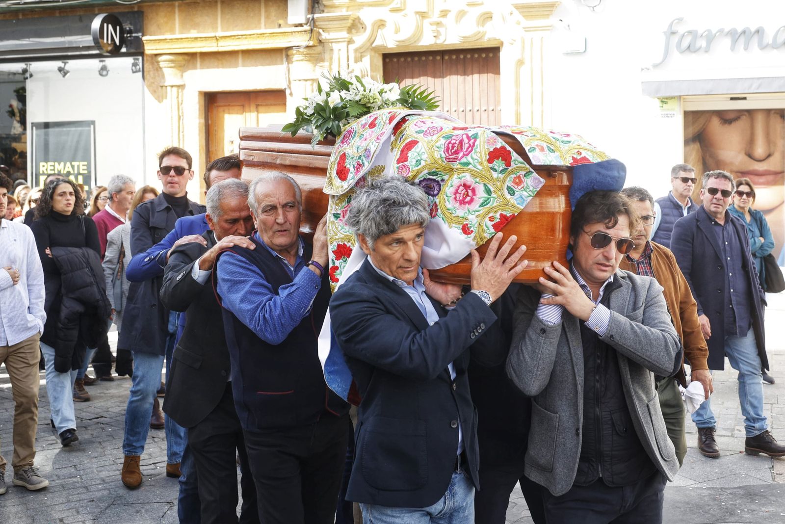 Imágenes del entierro en Chiclana del torero Emilio Oliva Baro
