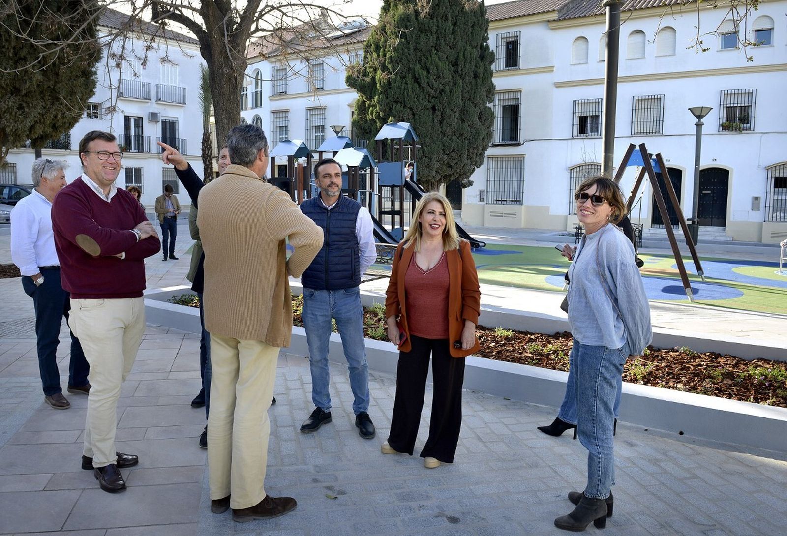 La alcaldesa y los ediles,  en la plaza Salvador Allende