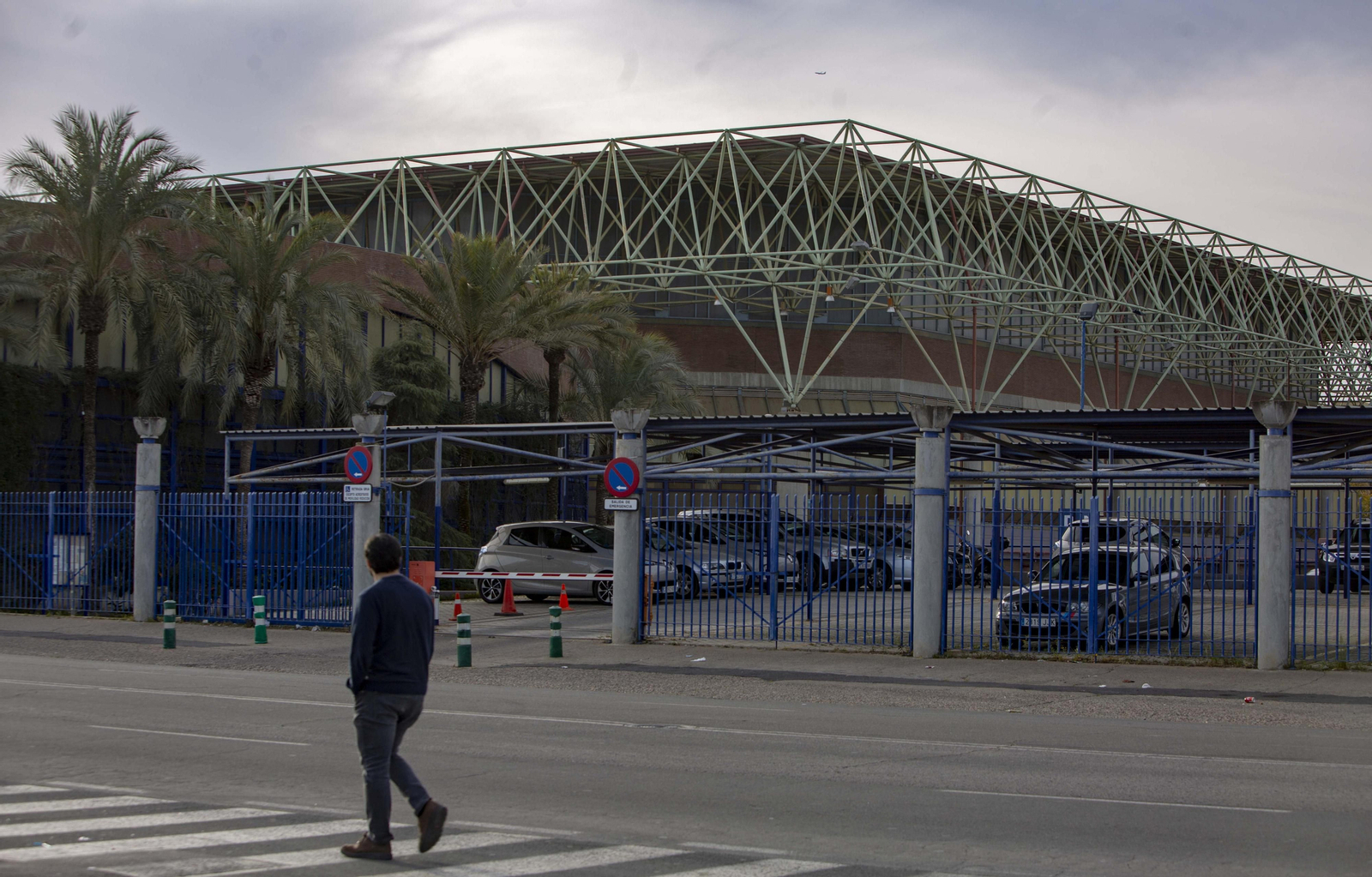 Un hombre cruza un paso de peatones situado en una de las esquinas del Palacio de Deportes, en una imagen de archivo.