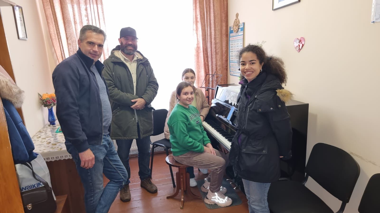 Igor Cherevichnik, el alcalde de Komarno, Jaime Fernandez, Irene Martes y dos niñas al piano