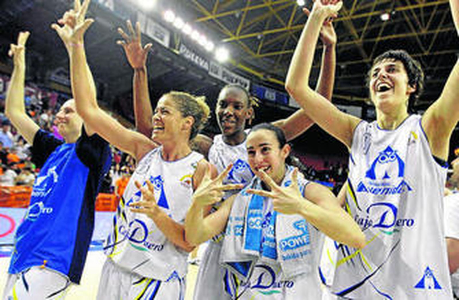 Imagen del equipo de baloncesto femenino Perfumerías Avenida.