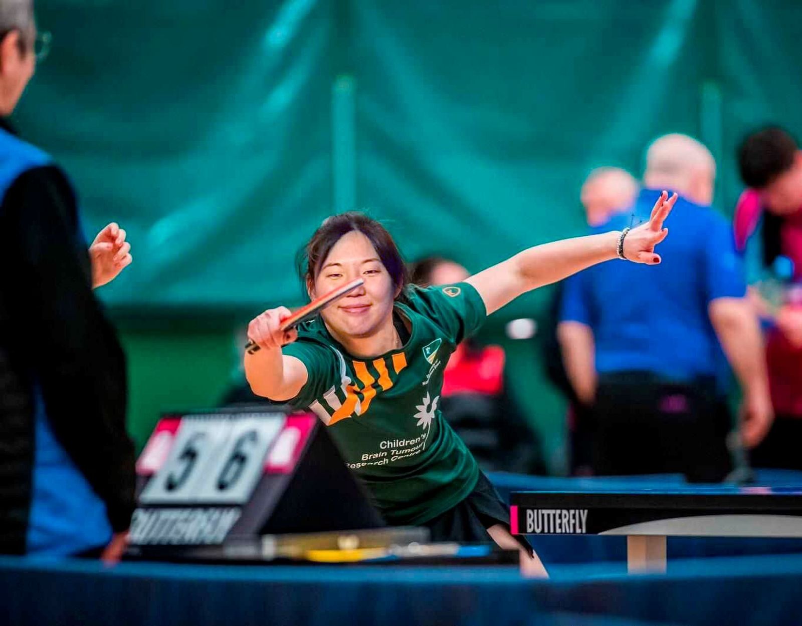 Laura de Arizona practicando el tenis de mesa.