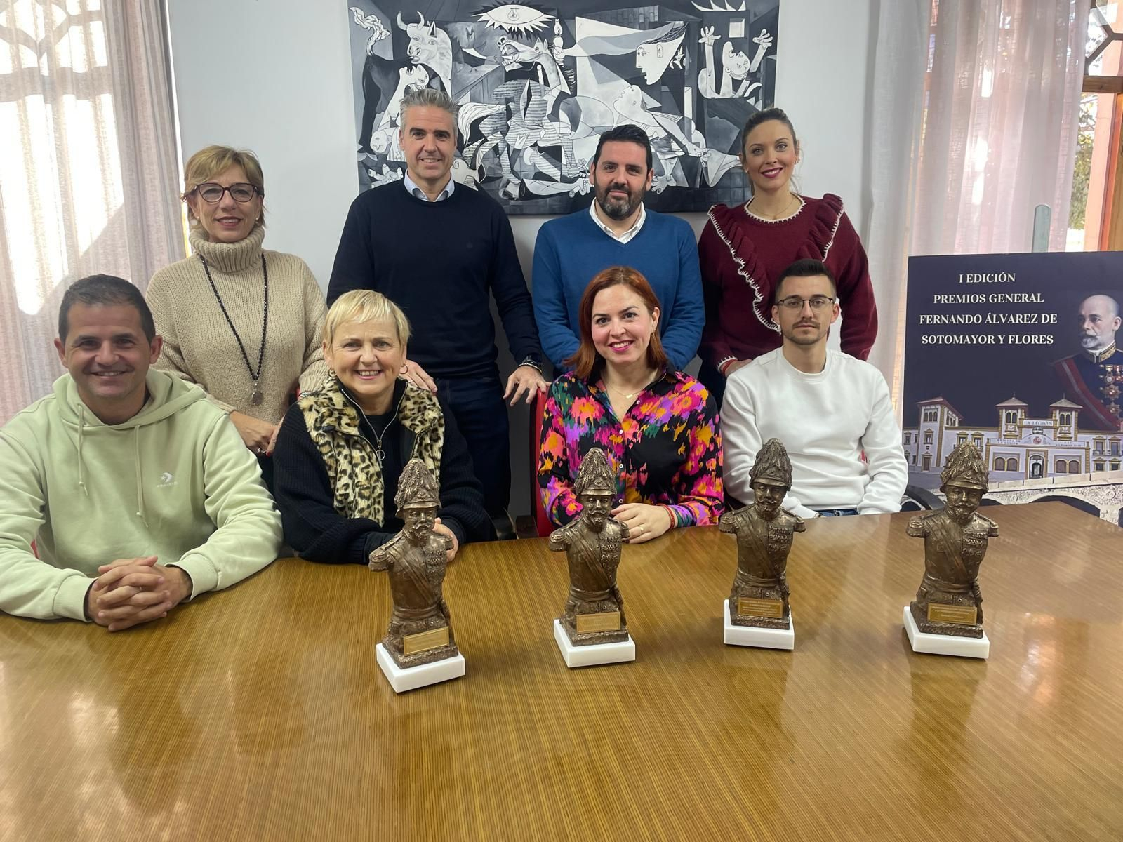 El equipo de Gobierno del Ayuntamiento de Viator con las estatuillas de los Premios Álvarez de Sotomayor.