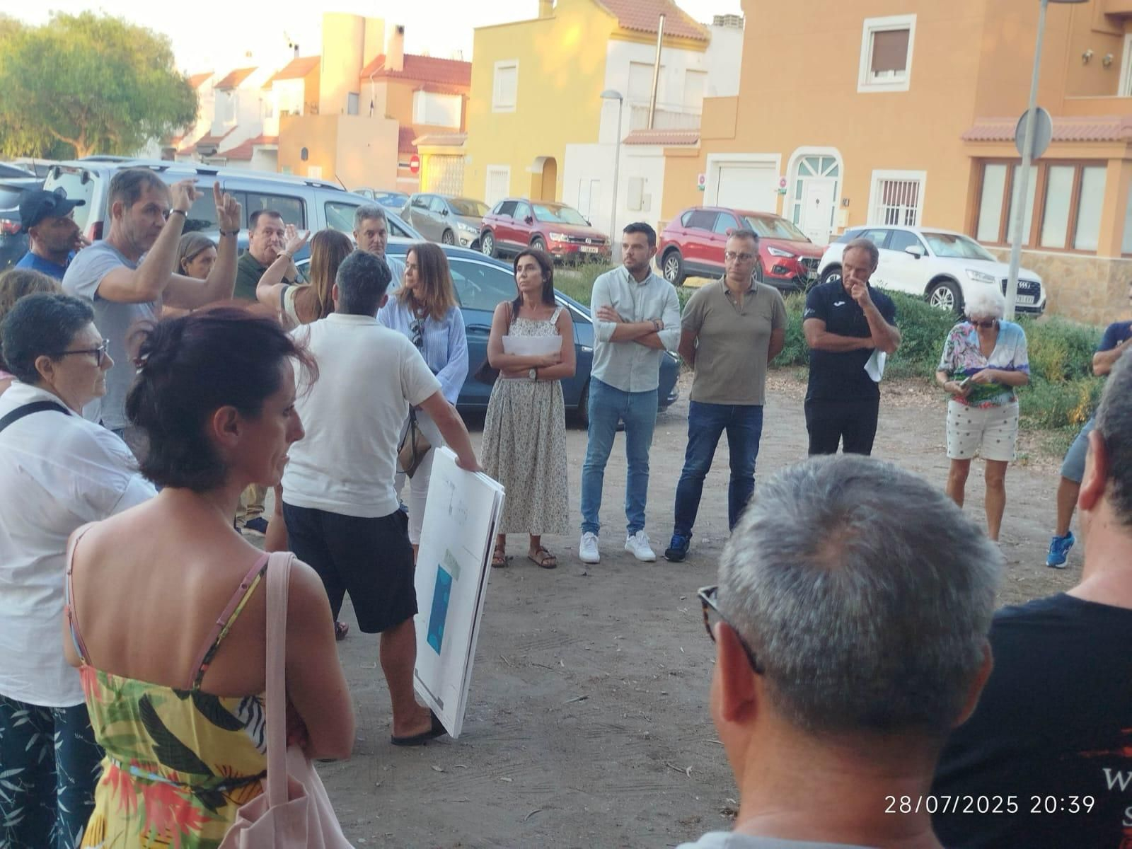 Los cinco concejales reunidos con los vecinos de Costacabana.