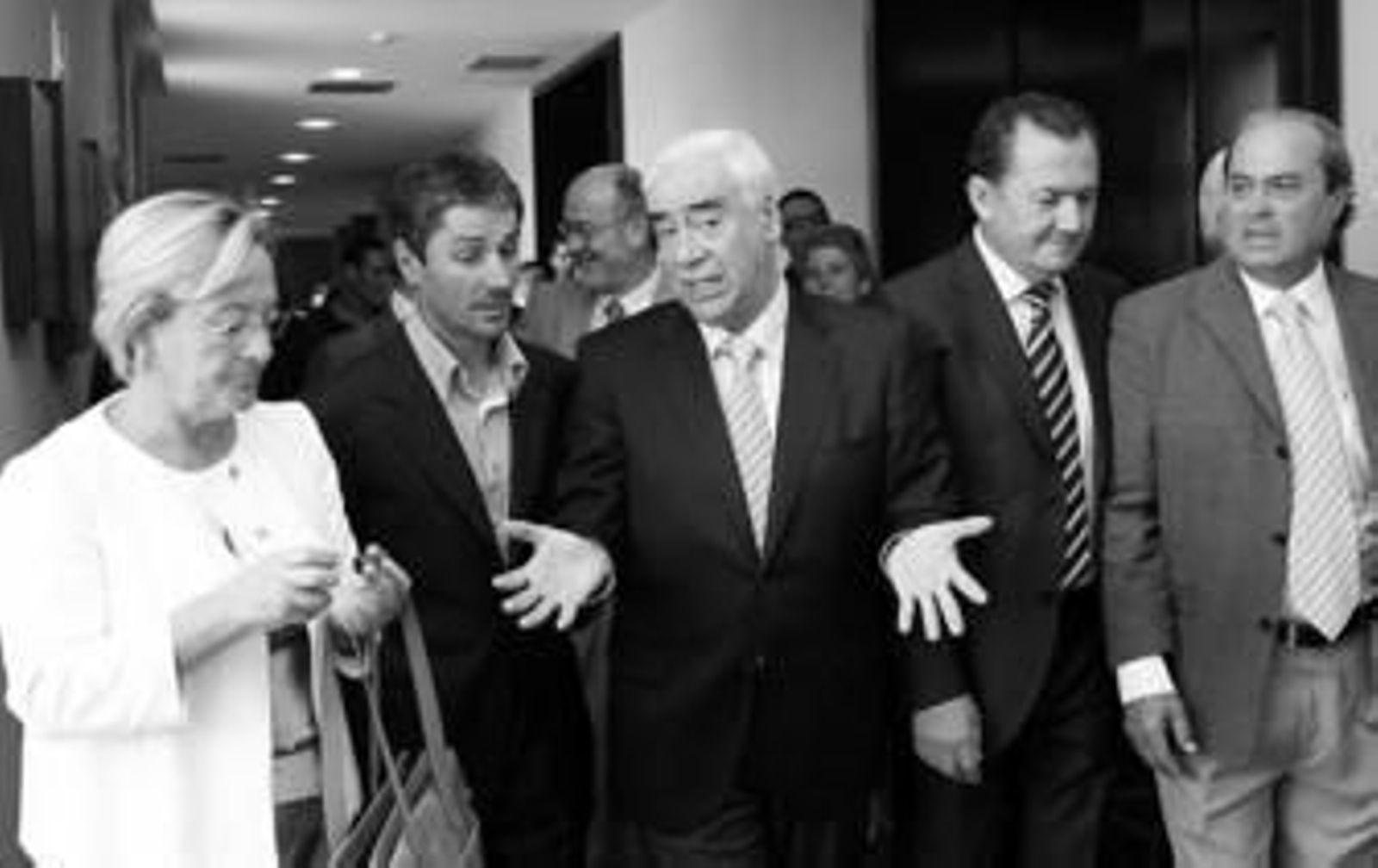 En el centro, el consejero de Turismo, Luciano Alonso, a su llegada a la localidad de Punta Umbría.