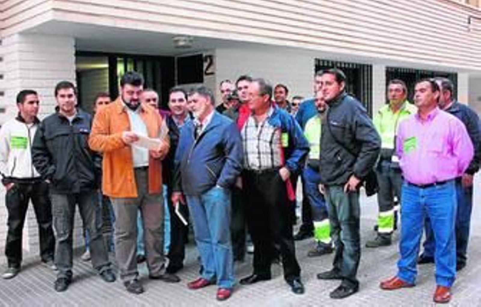 Componentes del sindicato, junto a trabajadores tras el juicio.