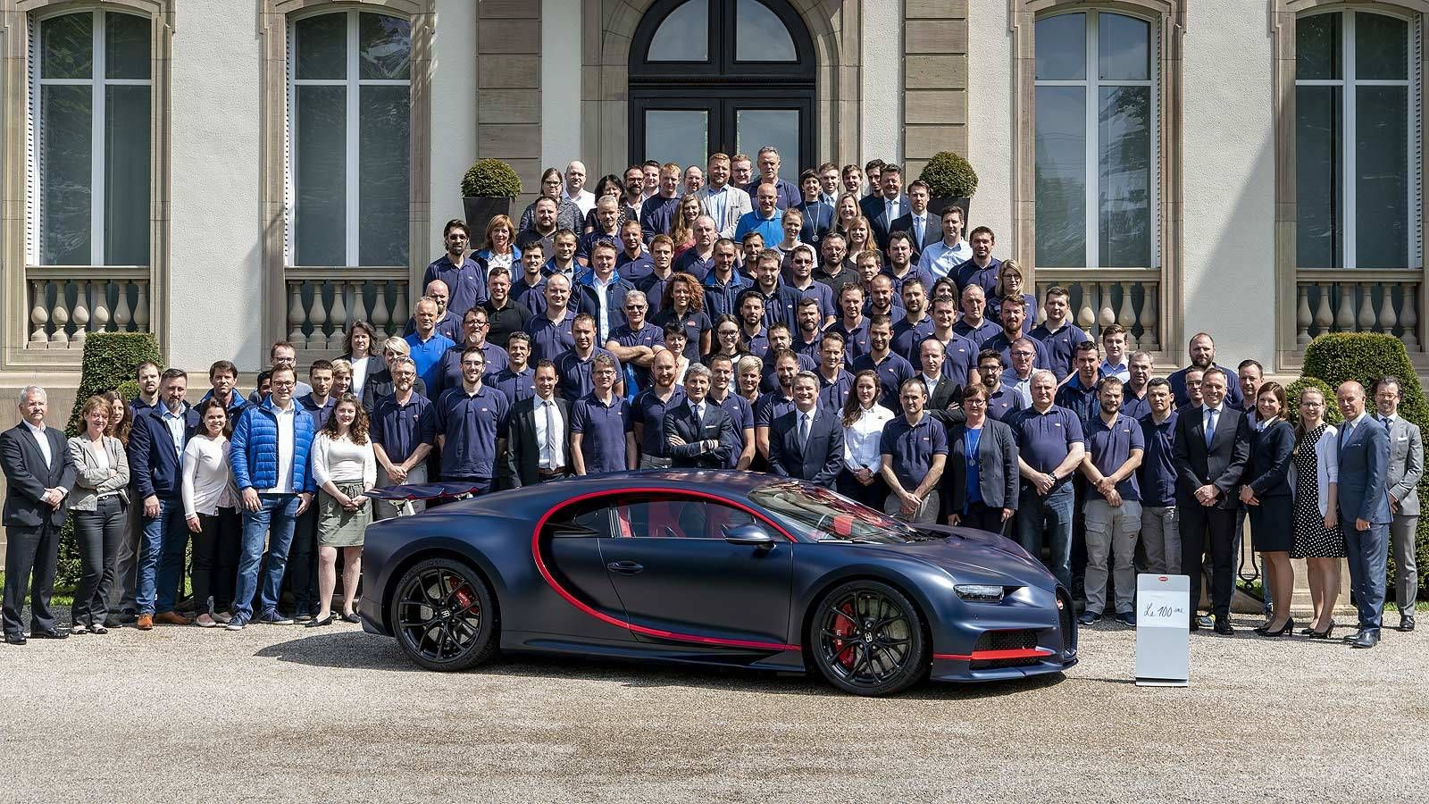 La plantilla de Bugatti posando con el Chiron.