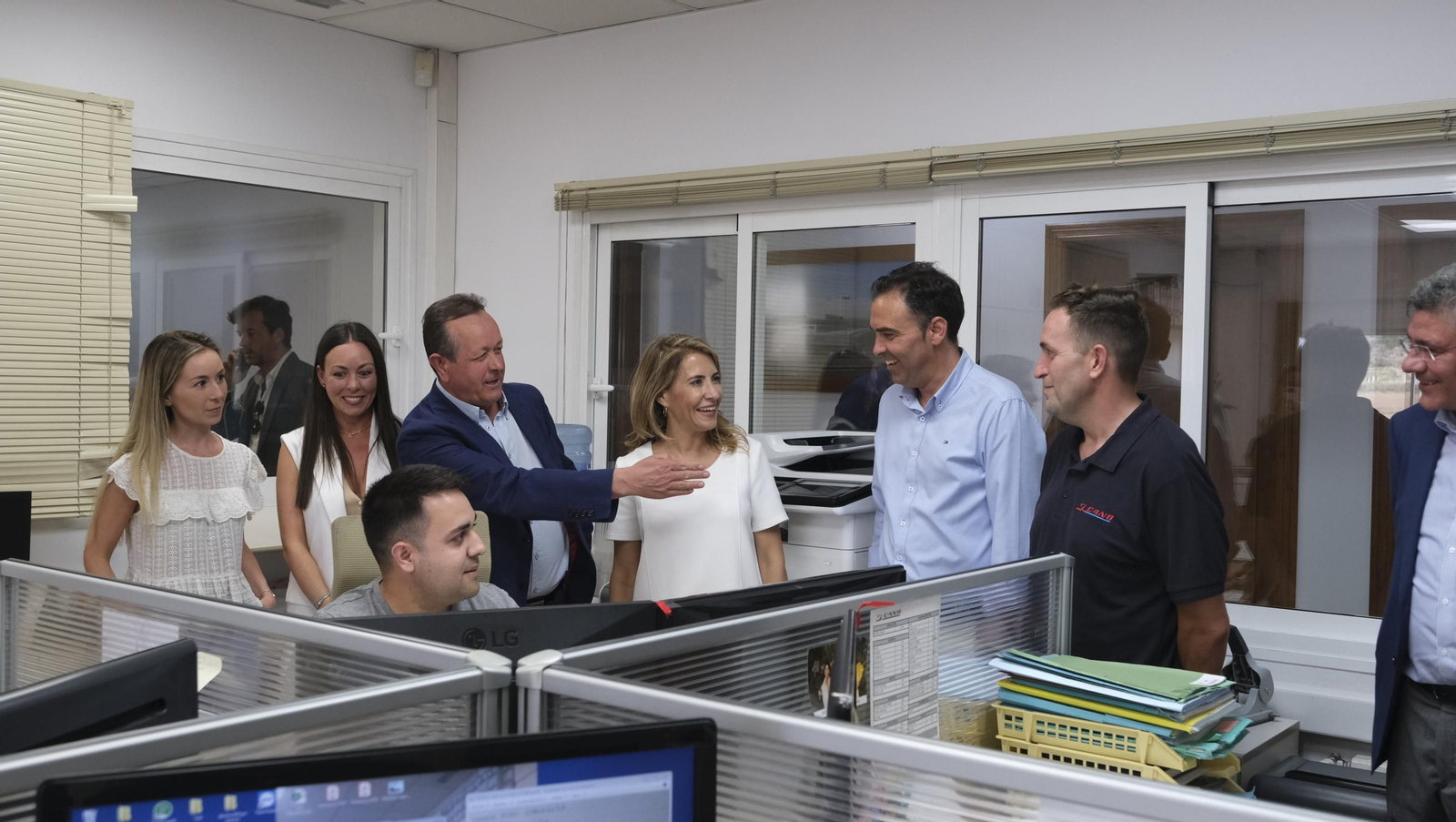 Imágenes de la visita de la Ministra Raquel Sánchez a Transportes J. Cano, en Antas