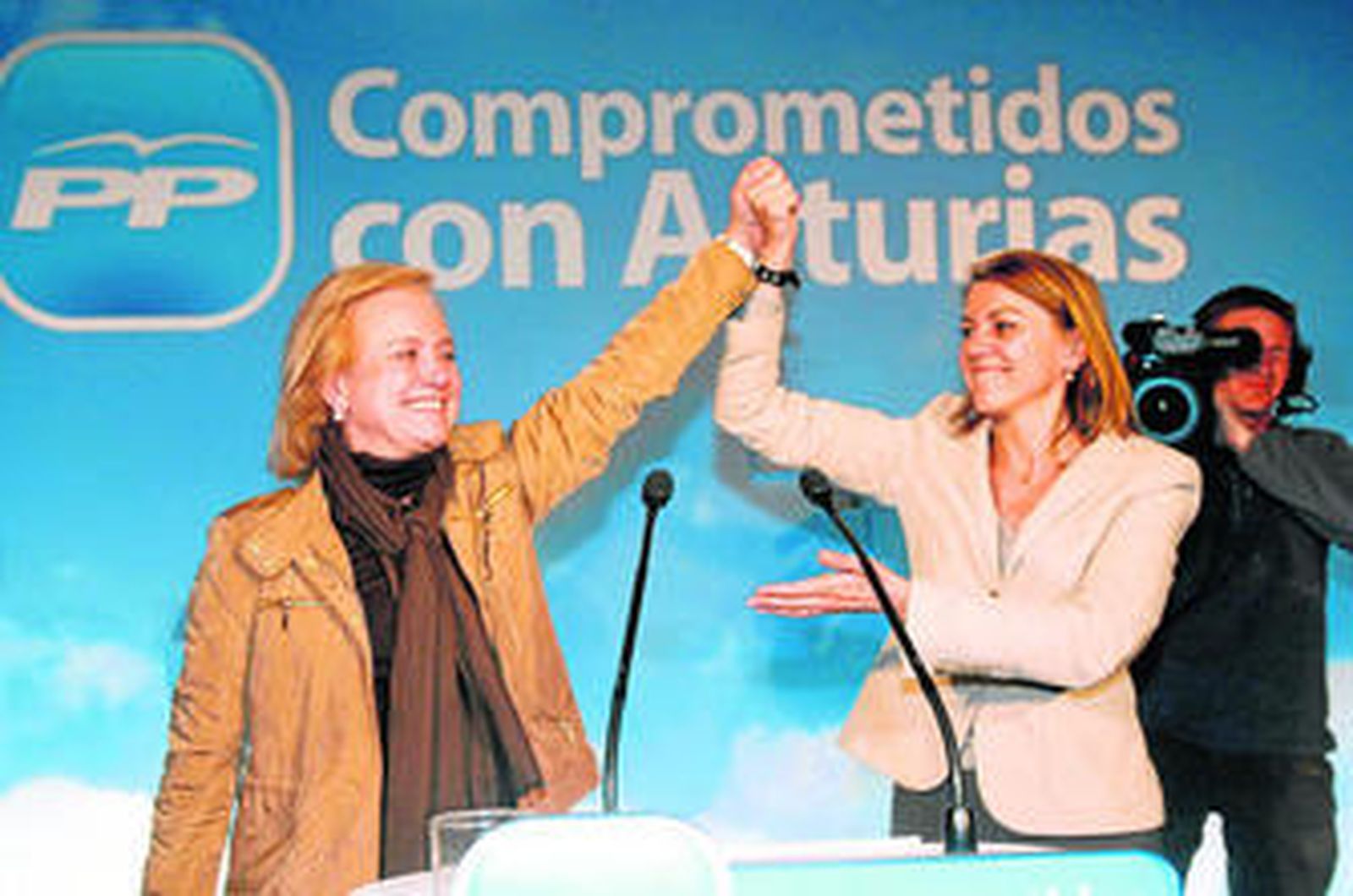 Mercedes Fernández y María Dolores de Cospedal durante un mitin ayer en Gijón.