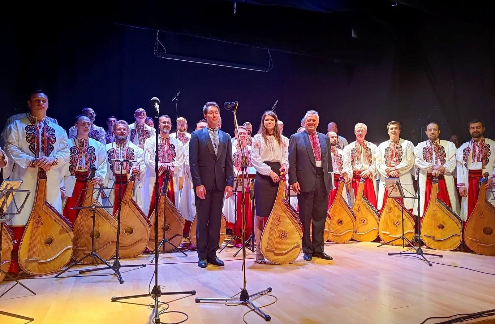 Gran actuación del Coro Nacional de Tenores y Banduristas de Ucrania.