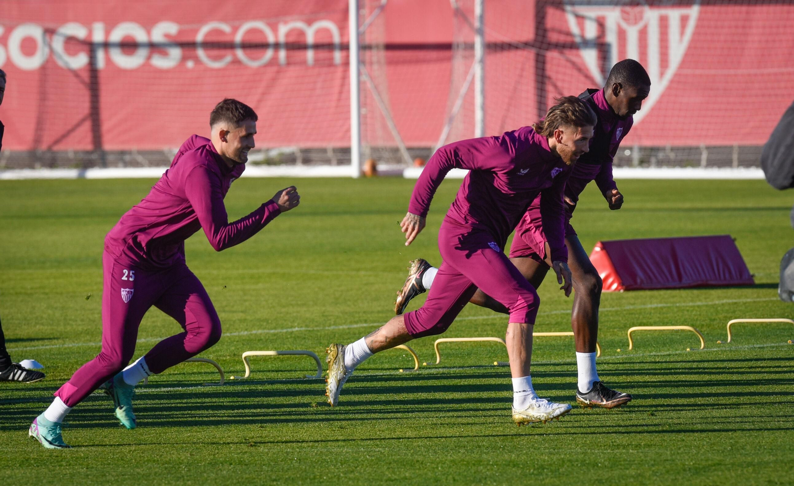 Januzaj y Sergio Ramos, muy sonrientes, esprintan junto a Ibra, que vuelve a formar parte de la convocatoria.