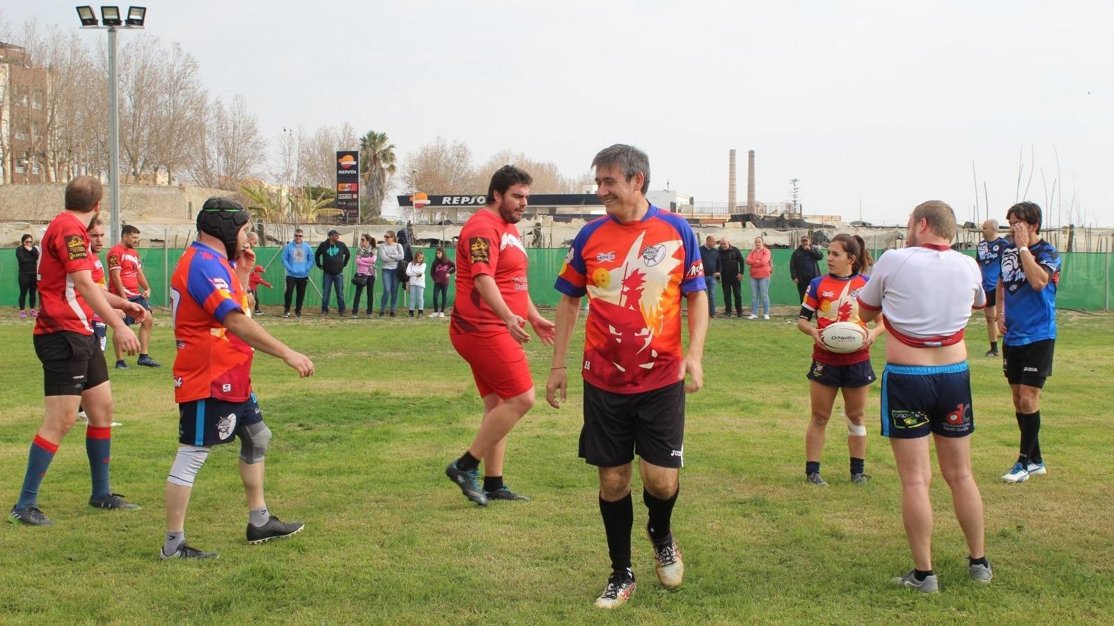 El alcalde, Manuel Cortés, jugó este partido inaugural.