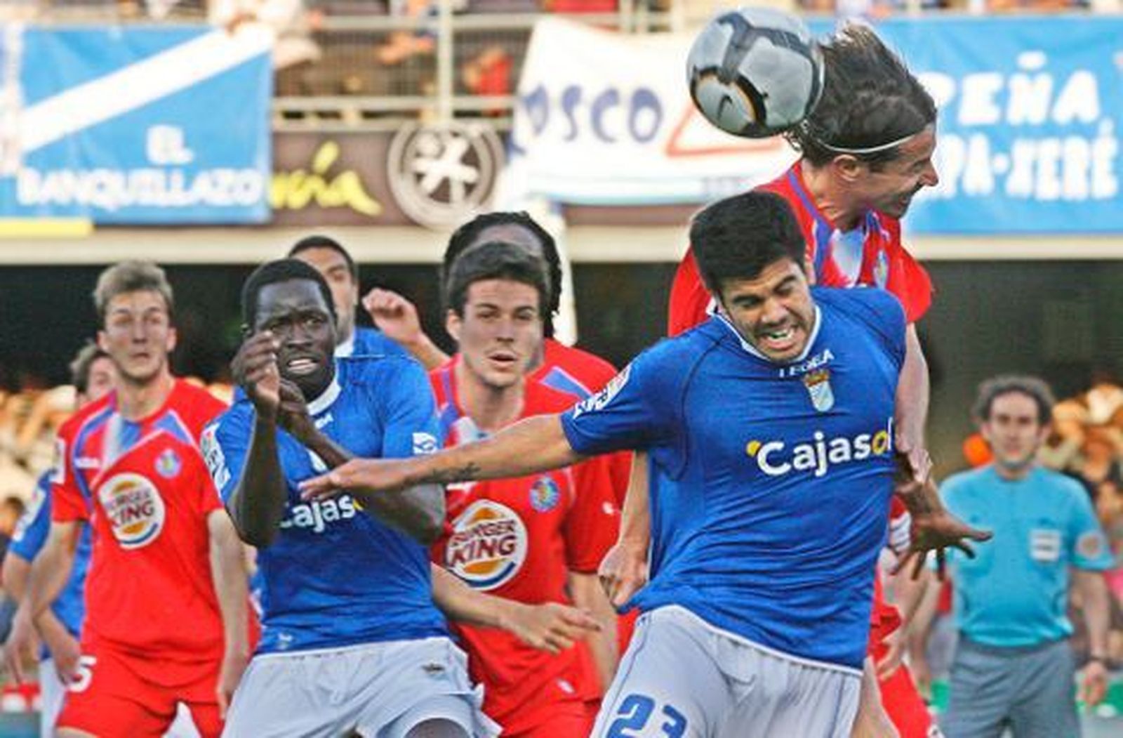 Aythami lucha por un balón aéreo con Cortés, lateral derecho del Getafe.  Foto: Pascual