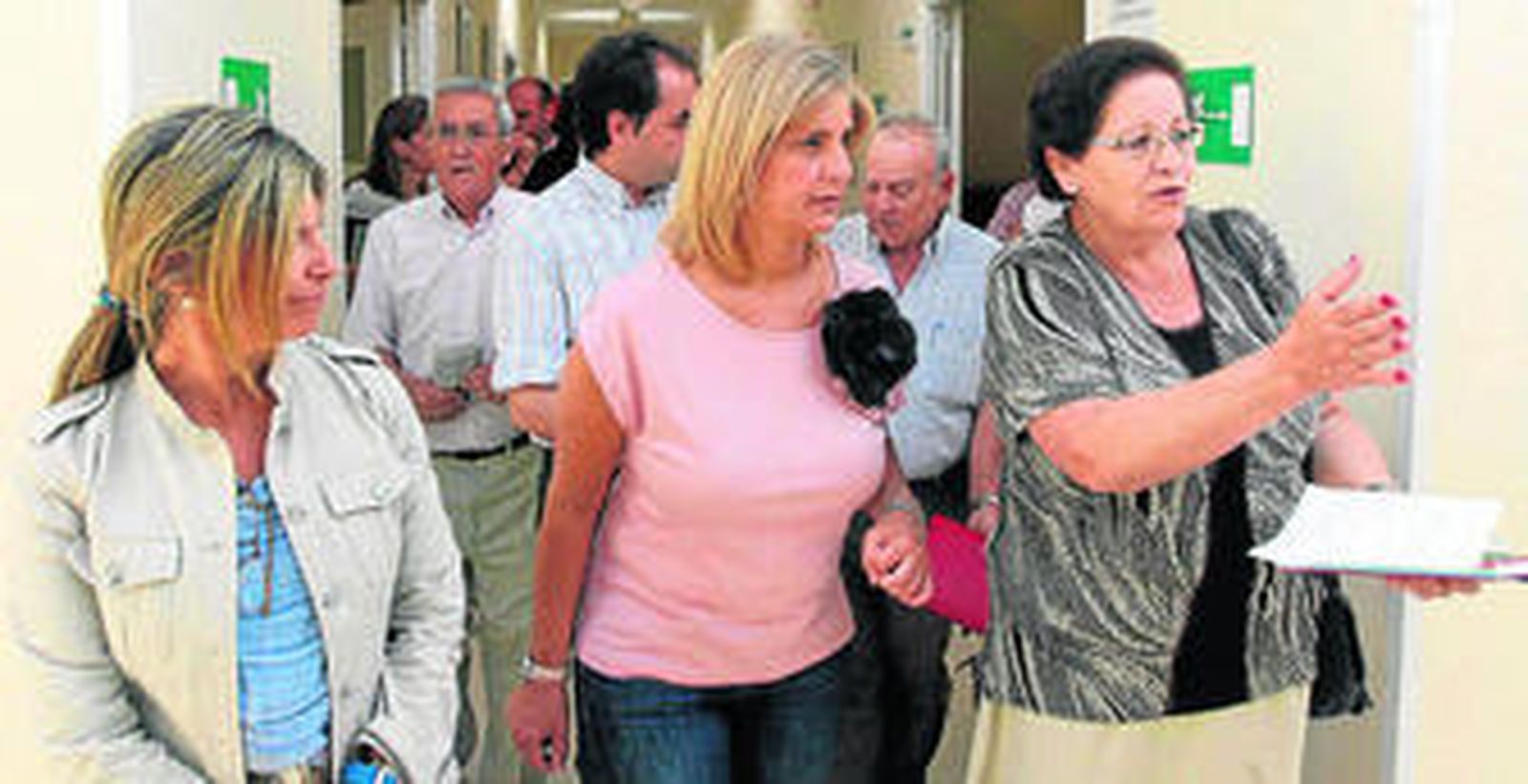 La delegada de Bienestar Social y la alcaldesa, ayer durante la visita.