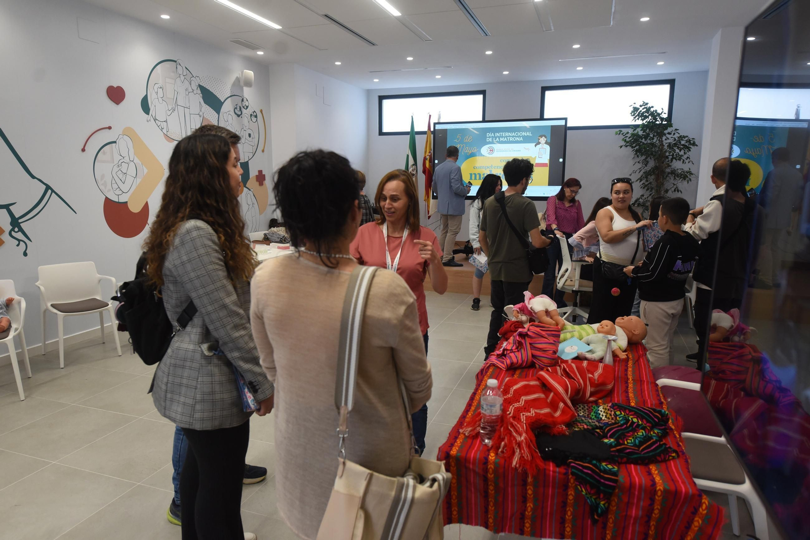 Córdoba celebra el Día de la Matrona con una sesión de 'belly painting'