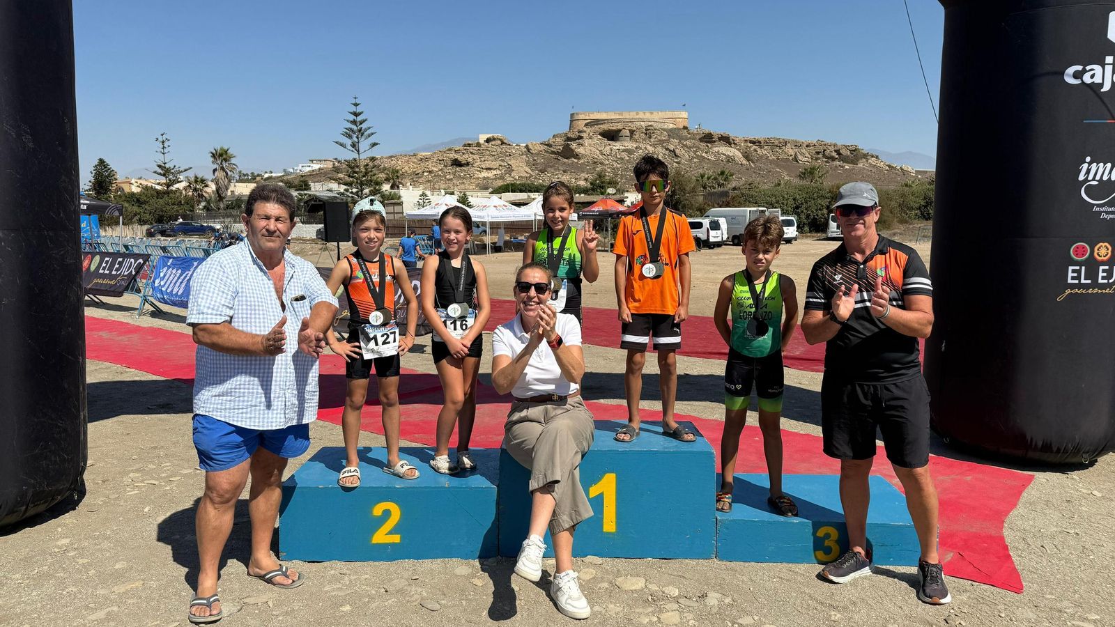 Podio de las categorías más pequeñas del IV Triatlón Cross de Guardias Viejas celebrado este fin de semana.