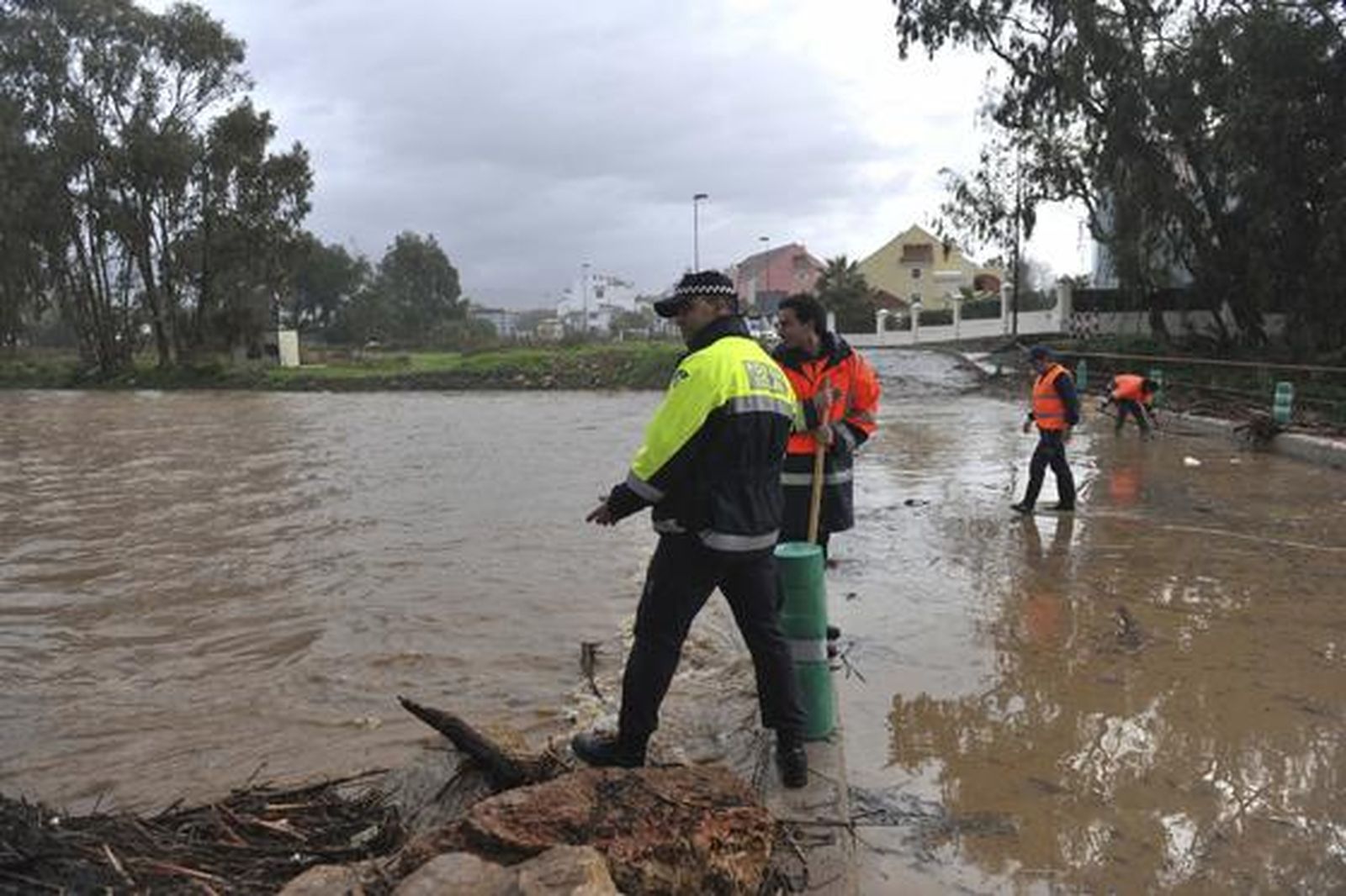 El río Guadaiza, desbordado en Marbella.

Foto: Migue Fernández, Sergio Camacho, Agencias