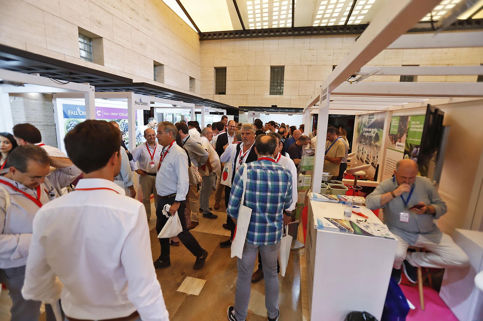 Imágenes del ambiente en la VIII Congreso Internacional de Frutos Rojos en Huelva