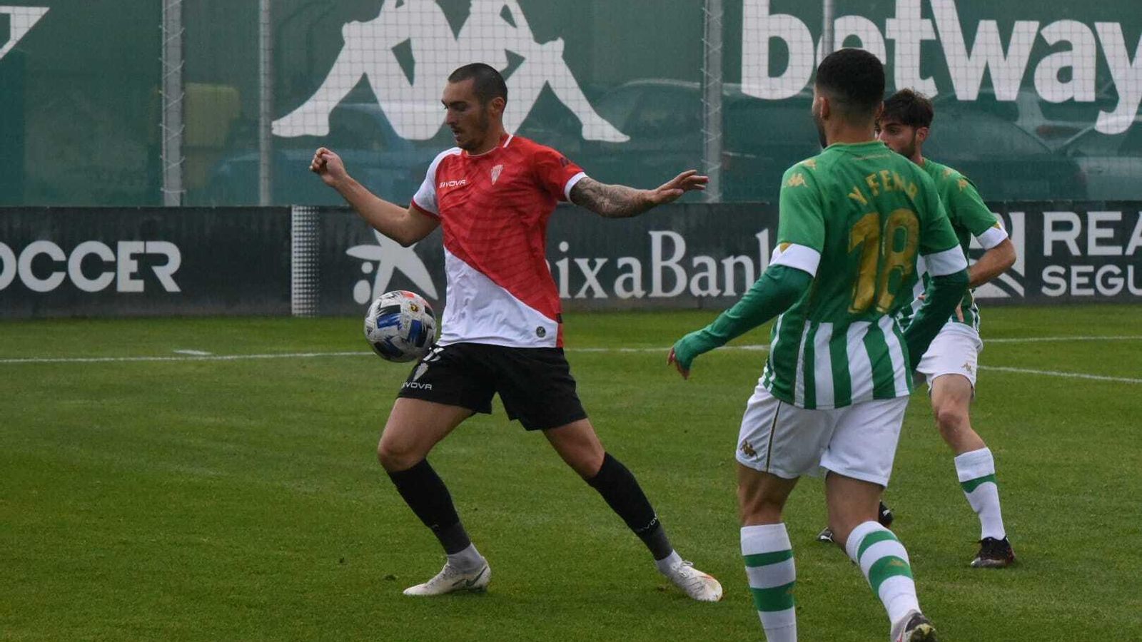 Moutinho, rodeado por Fekir y David Carmona.