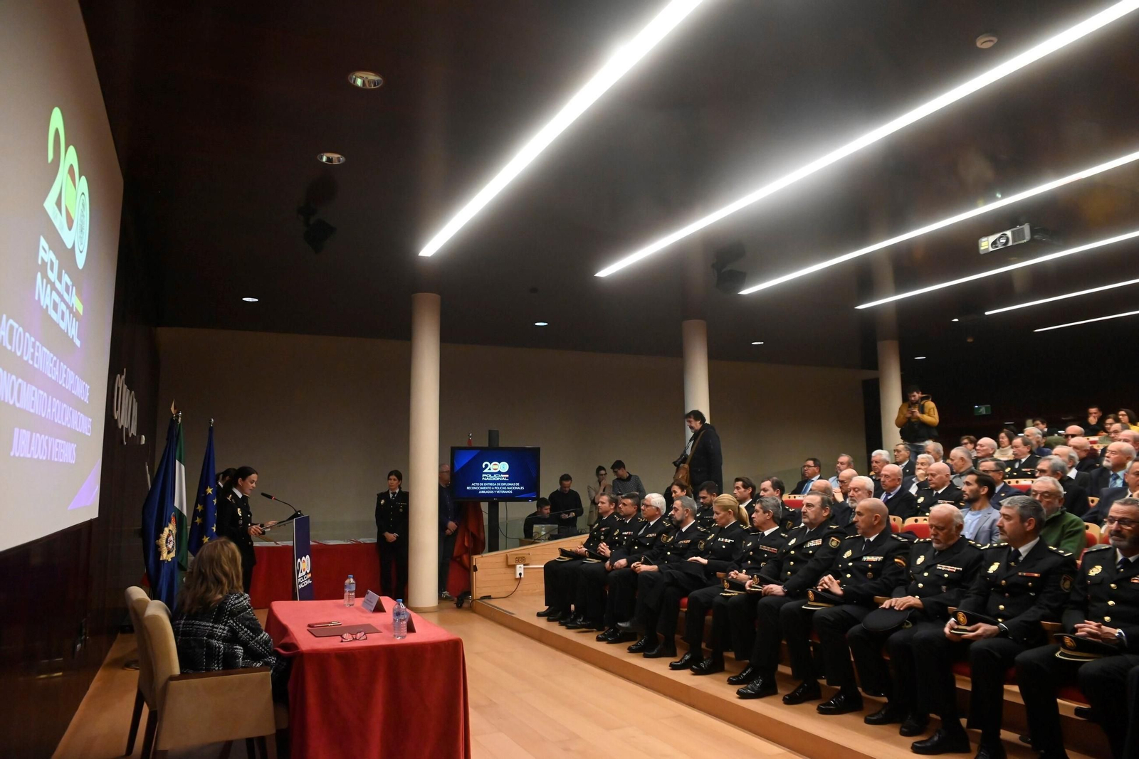 El homenaje de la Policia Nacional de Córdoba a sus agentes jubilados, en imágenes