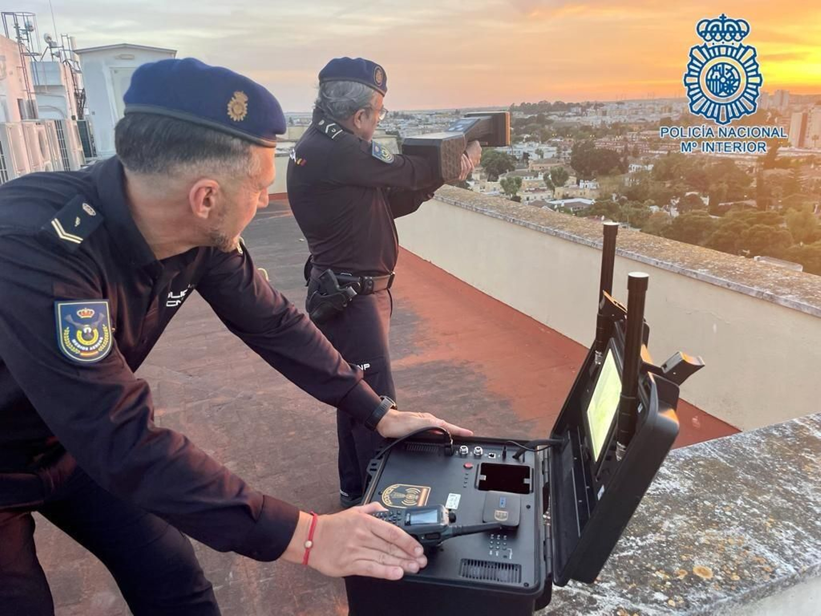 Agentes de la Policía Nacional durante la neutralización del dron