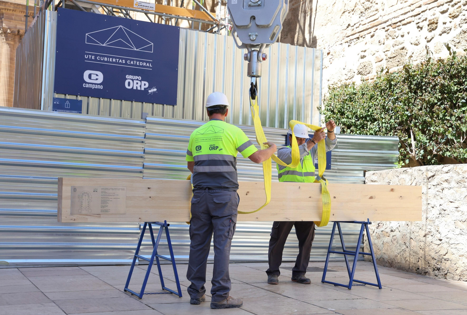 Colocan la primera viga de la nueva cubierta de la Catedral de Málaga, en fotos