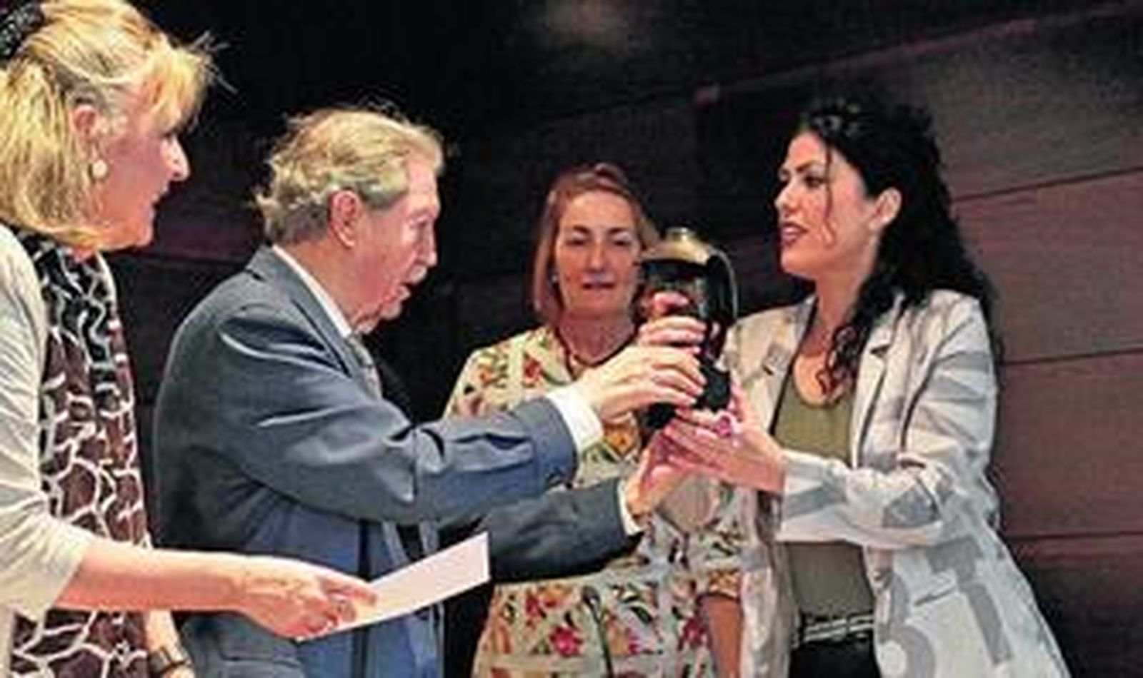 Manuel Alcántara entrega el galardón a Eva Díaz Pérez, ayer en Cádiz.