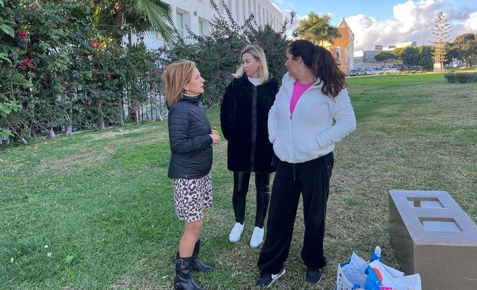 La viceportavoz socialista Begoña Medina junto a voluntarias.