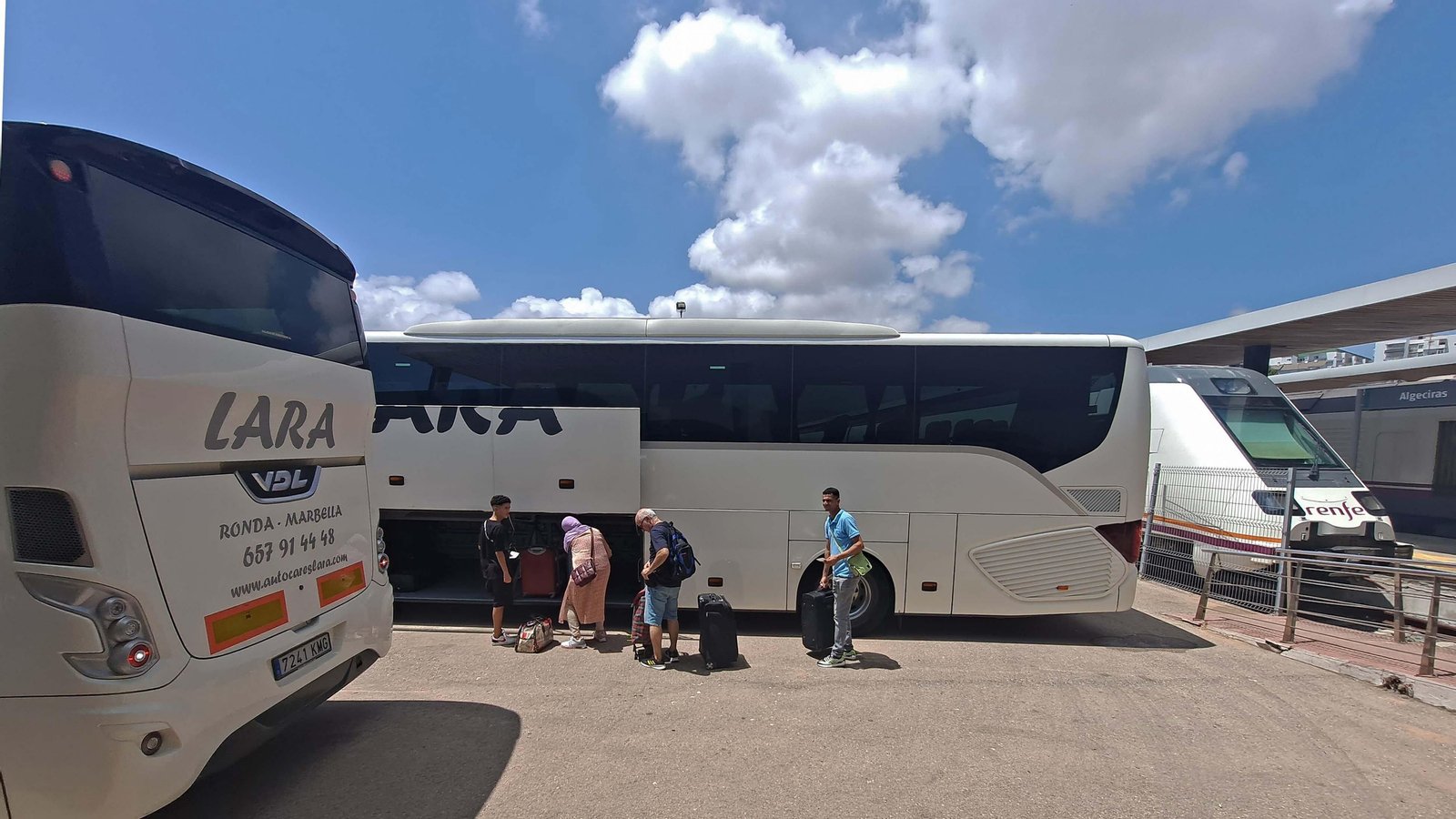 Fotos del primer día del servicio de autobuses de Renfe en la conexión Algeciras - Madrid
