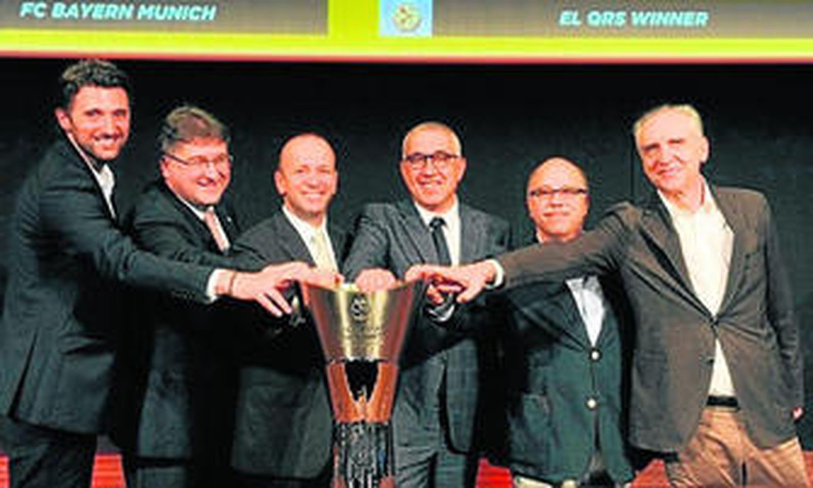 Los presidentes de los clubes que conforman el grupo C, junto a Eduardo García, tocan el trofeo.