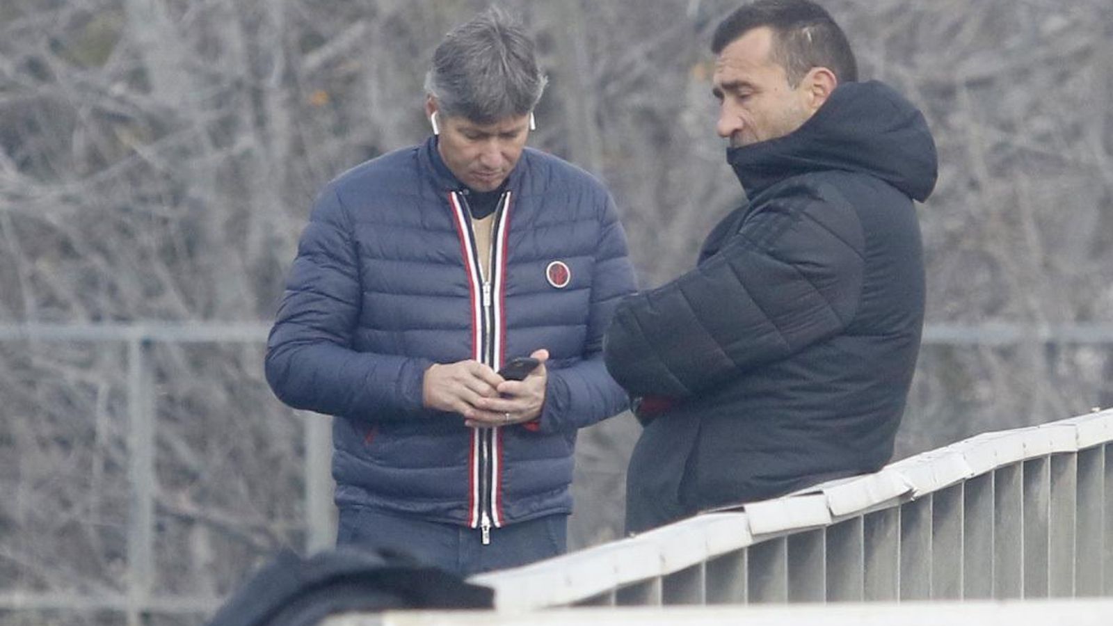 Alfonso Serrano y Raúl Agné dialogan durante el entrenamiento.