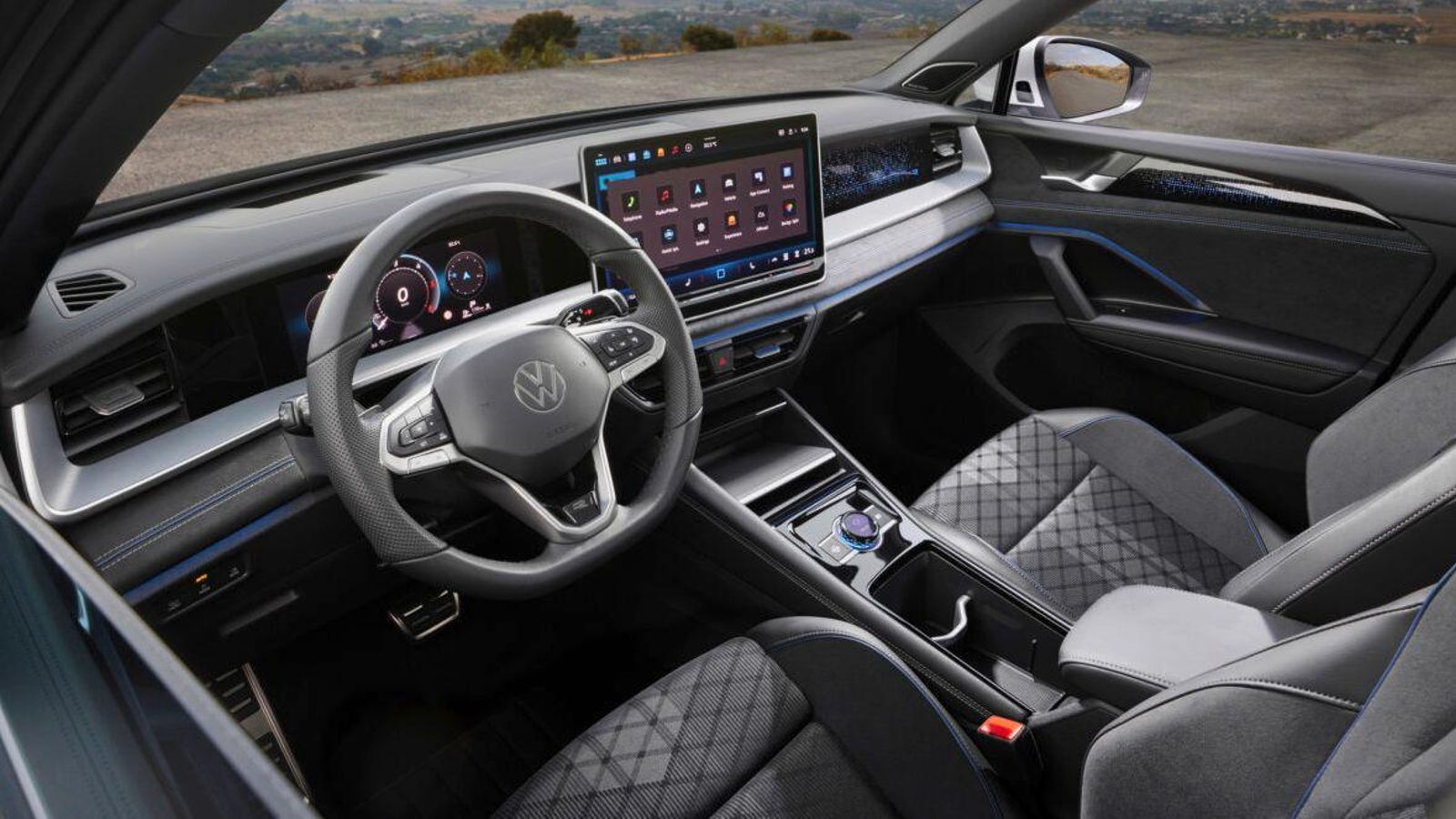 Entre lo más destacado del interior está la pantalla multimedia de 12,6" o la disponibilidad de un mando para el control de los ambientes del habitáculo.