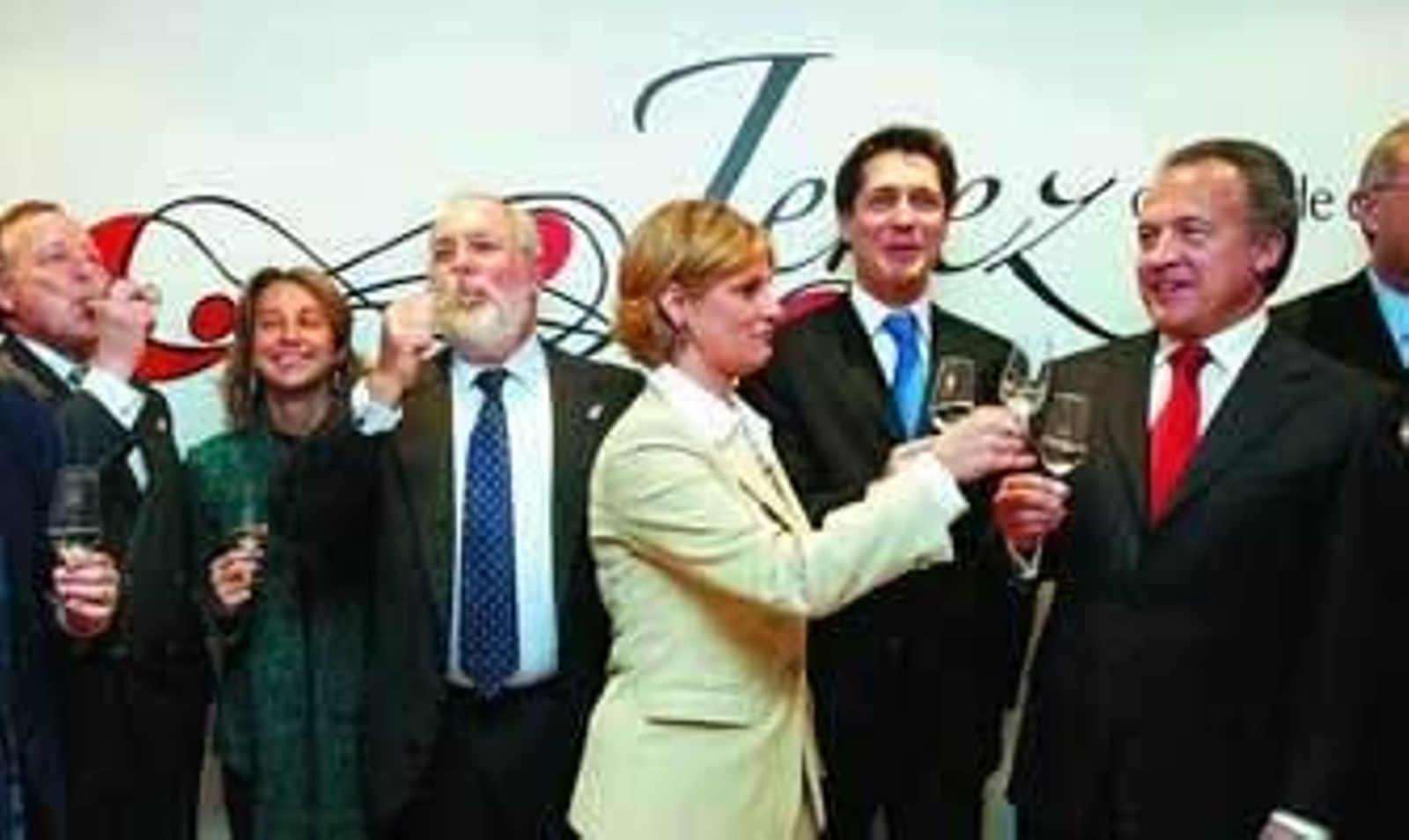 La alcaldesa María José García-Pelayo y su entonces socio de gobierno, Pedro Pacheco, brindan en el stand de Jerez en Fitur 2004. /Fito Carreto