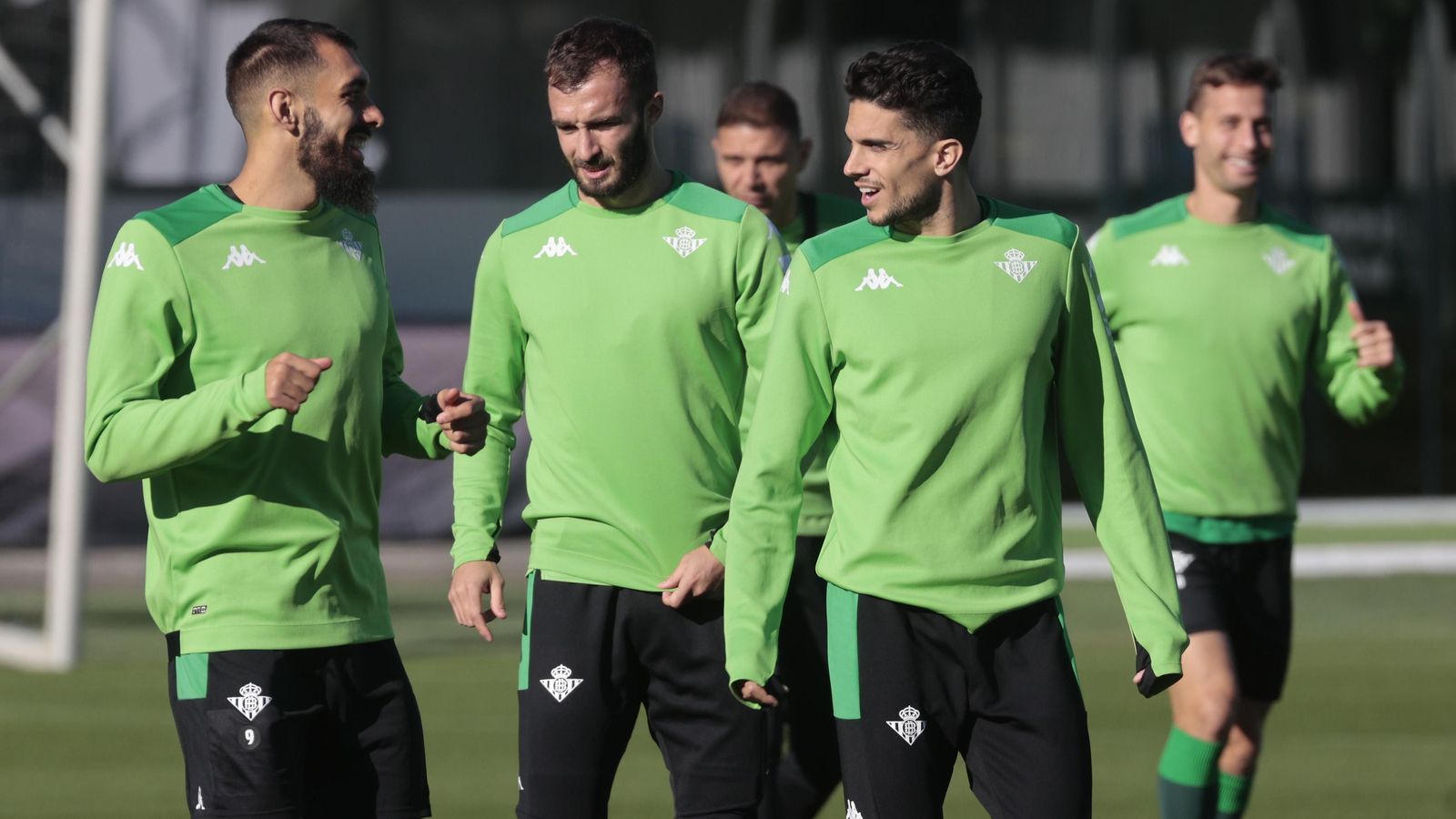 Bartra dialoga con Borja Iglesias y Pezzella.