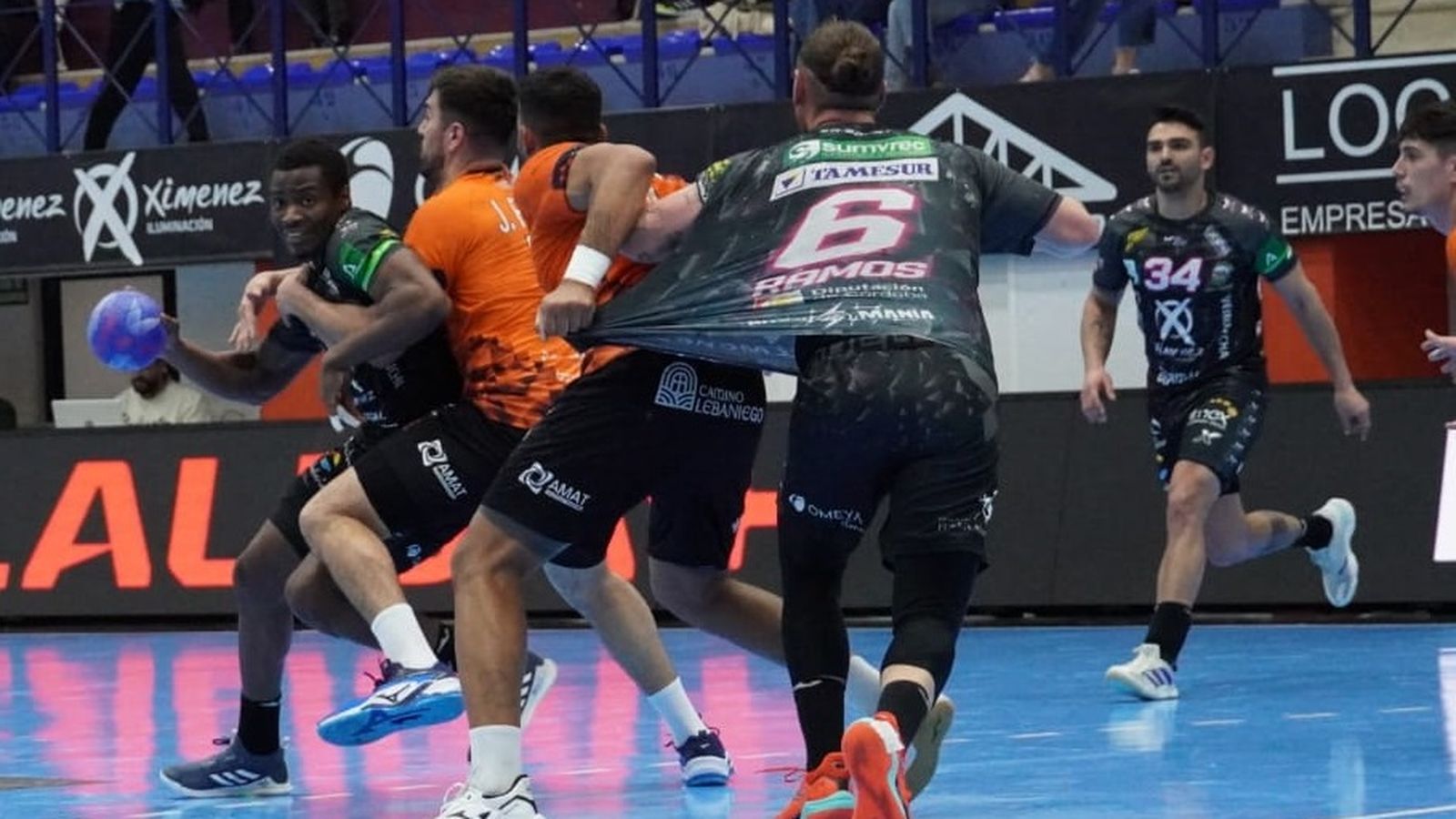 Ledi es presionado por un jugador del Torrelavega.