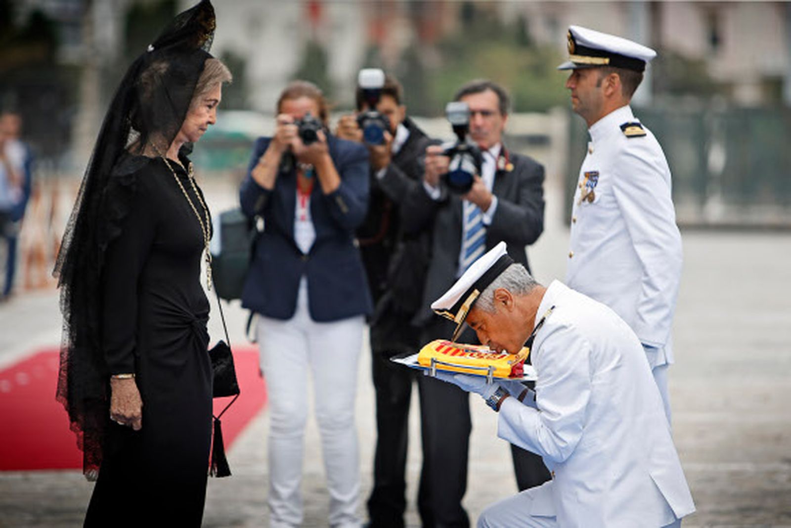 La Reina entrega la bandera de combate al 'Juan Carlos I'