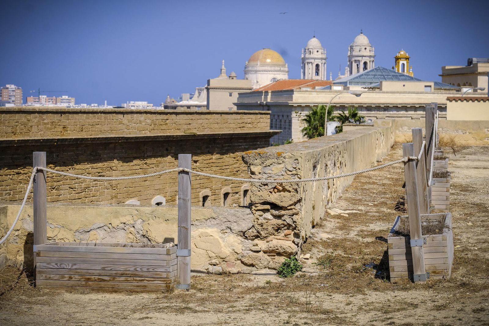 Una parte del paseo superior de  las puertas  de  tierra, en mal estado.