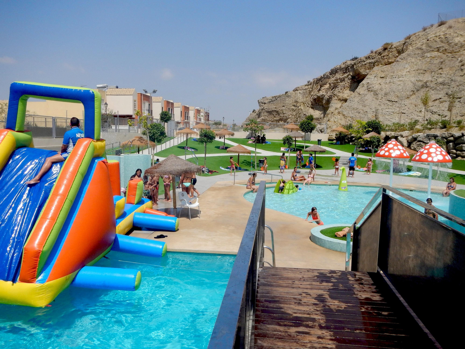 La piscina municipal se convierte cada verano en epicentro social y de ocio en la localidad.