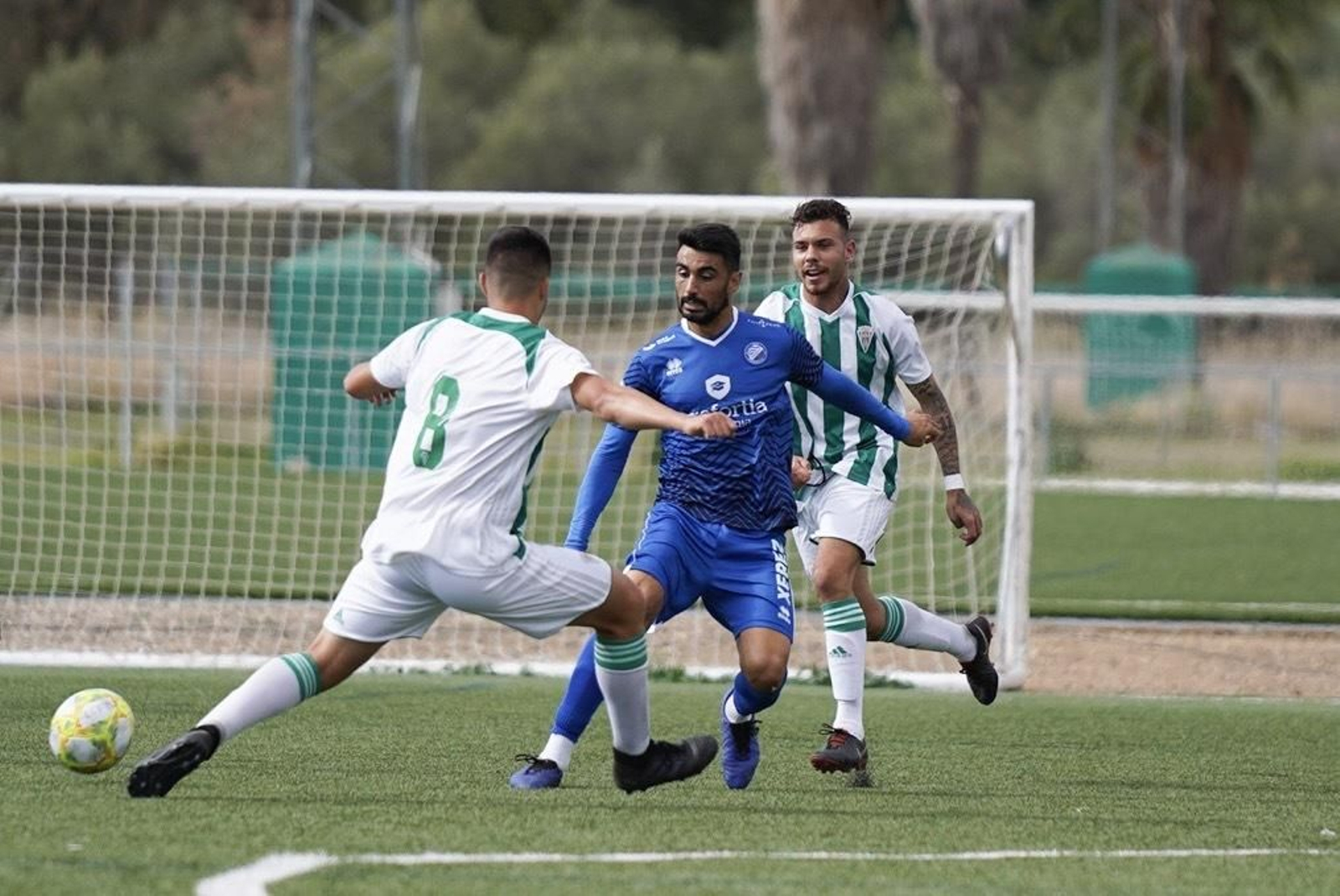 Los blanquiverdes Vera y Álex Molina tratan de robar el balón a un rival.