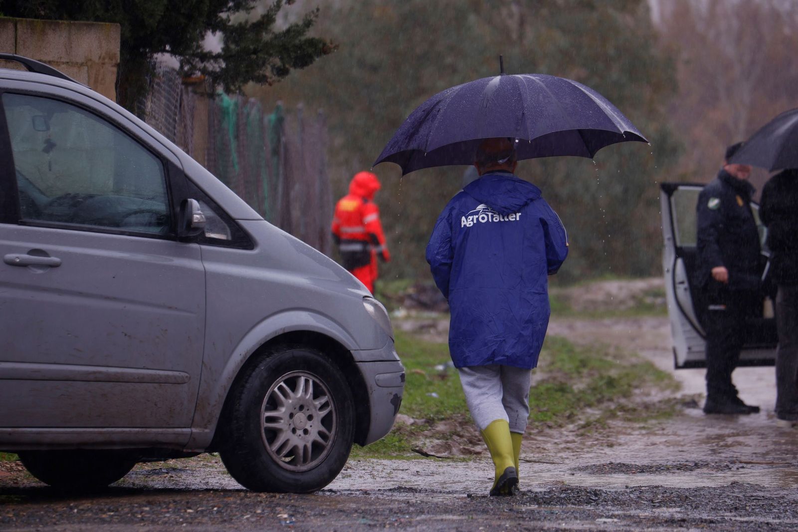 Los vecinos de la parcelación de Guadalvalle de Córdoba miran con temor la crecida del Guadalquivir