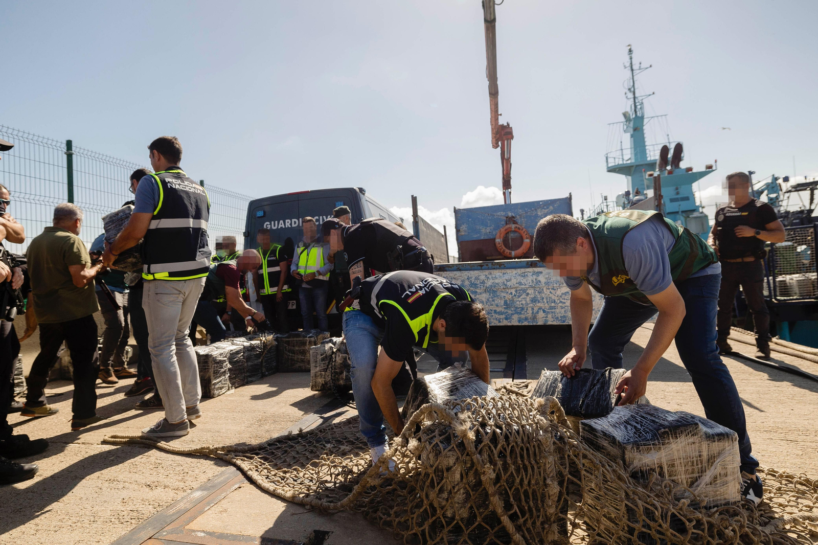 Imágenes de la descarga en el puerto de Cádiz de la cocaína intervenida en el narcosubmarino