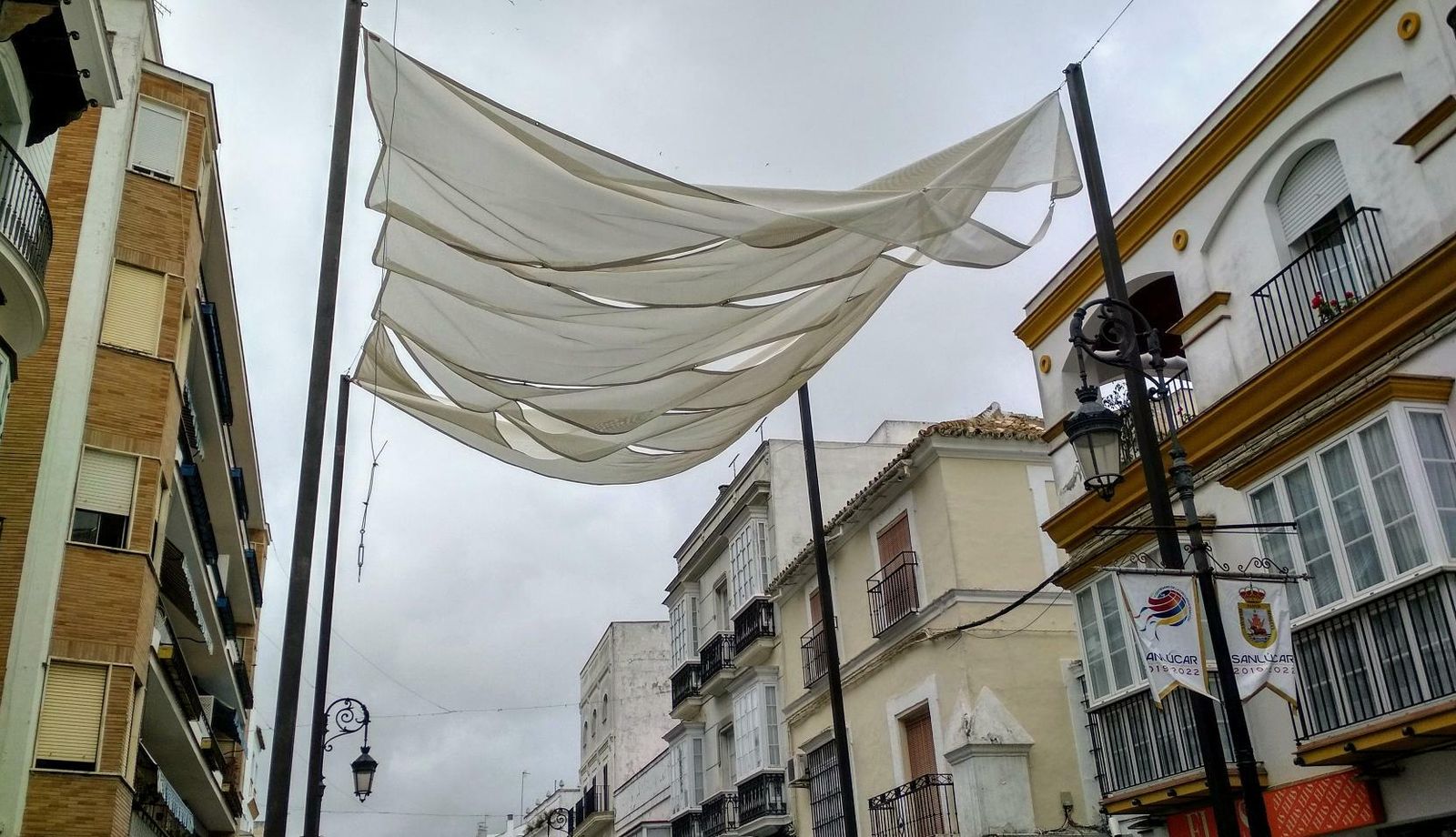 Primeros toldos instalados en la céntrica calle Ancha, que cubrirán la zona hasta finales de octubre.