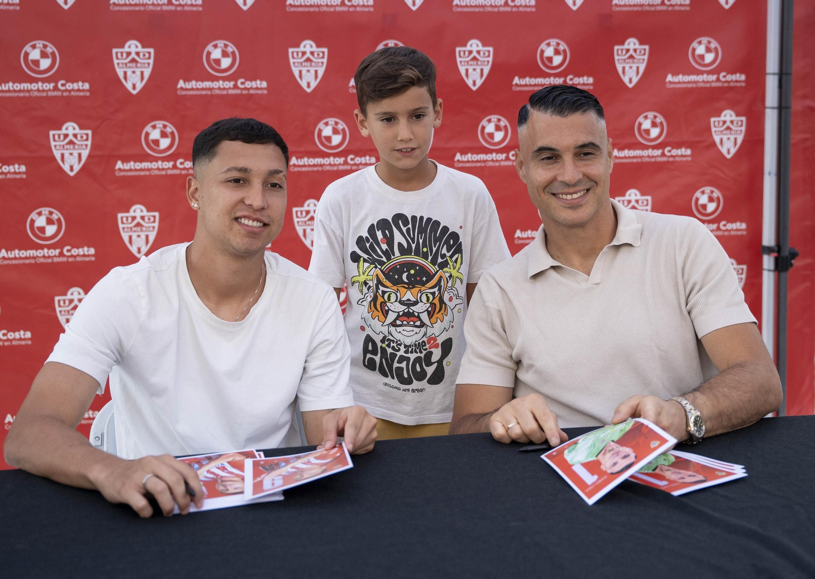 Los jugadores de la UDA Thalys y Andrés firman autógrafos