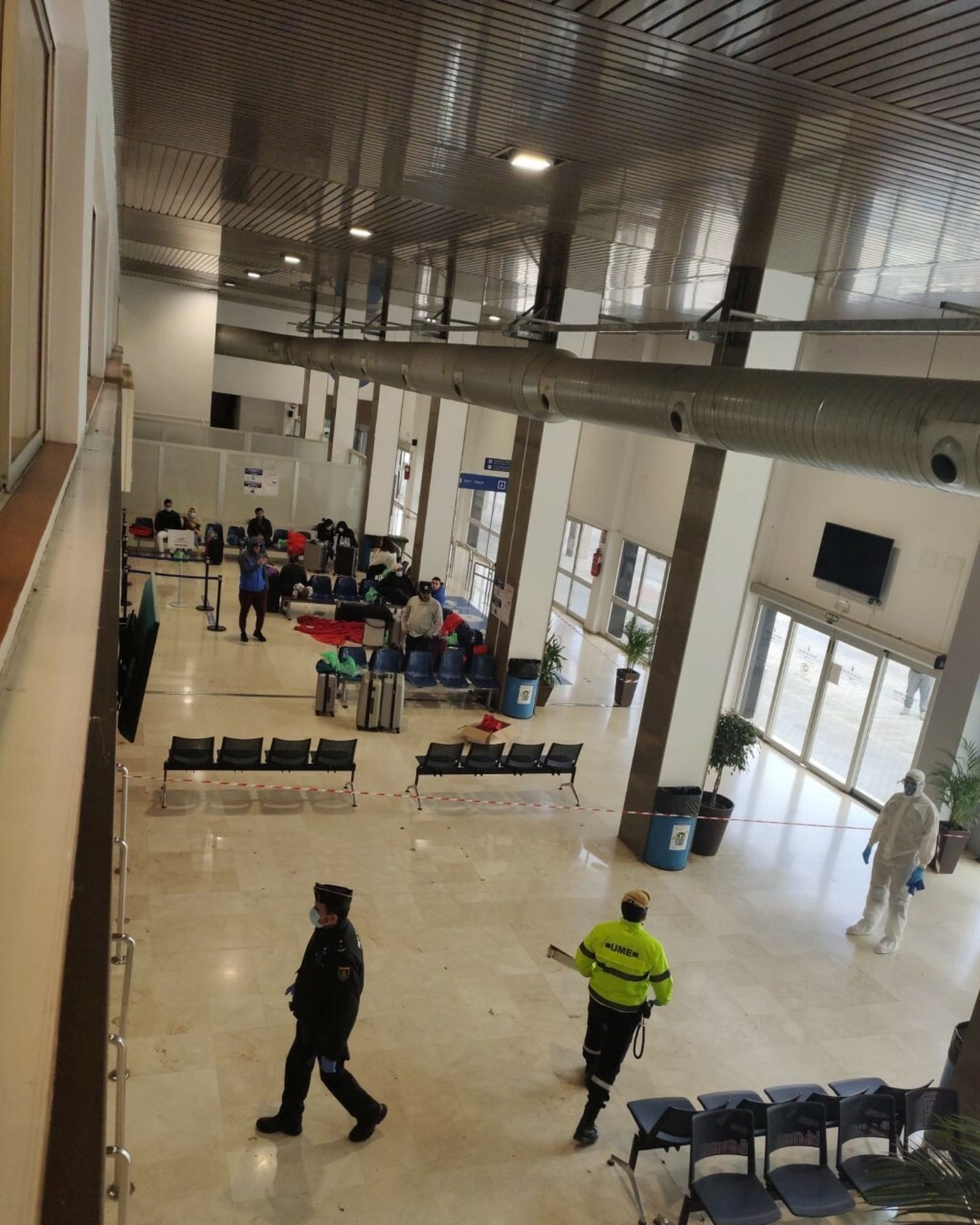 Los pasajeros que no embarcaron y han dormido en la estación marítima