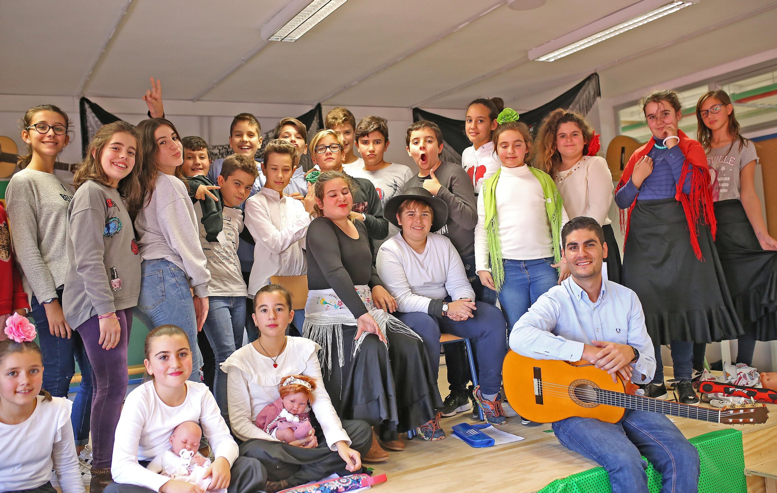 Alumnos del CEIP San José Obrero, con su profesor Manuel Alejandro Lozano Alumnos del CEIP San José Obrero, con su profesor Manuel Alejandro Lozano