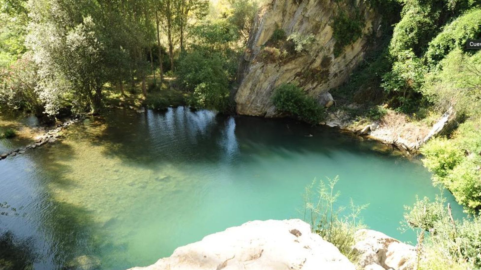 La piscina natural de la Cueva del Gato. La piscina natural de la Cueva del Gato.